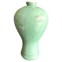 Vase en céramique céladon coréenne émaillé vert craquelé:: signé et estampillé avec des grues