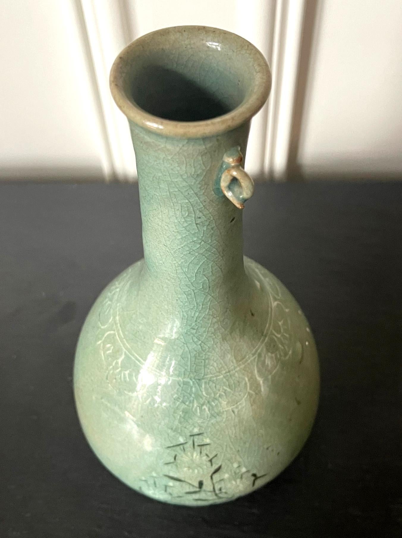 Archaïque Vase à col bénitier long en céramique céladon coréenne avec incrustation de barbotines, dynastie Goryeo en vente