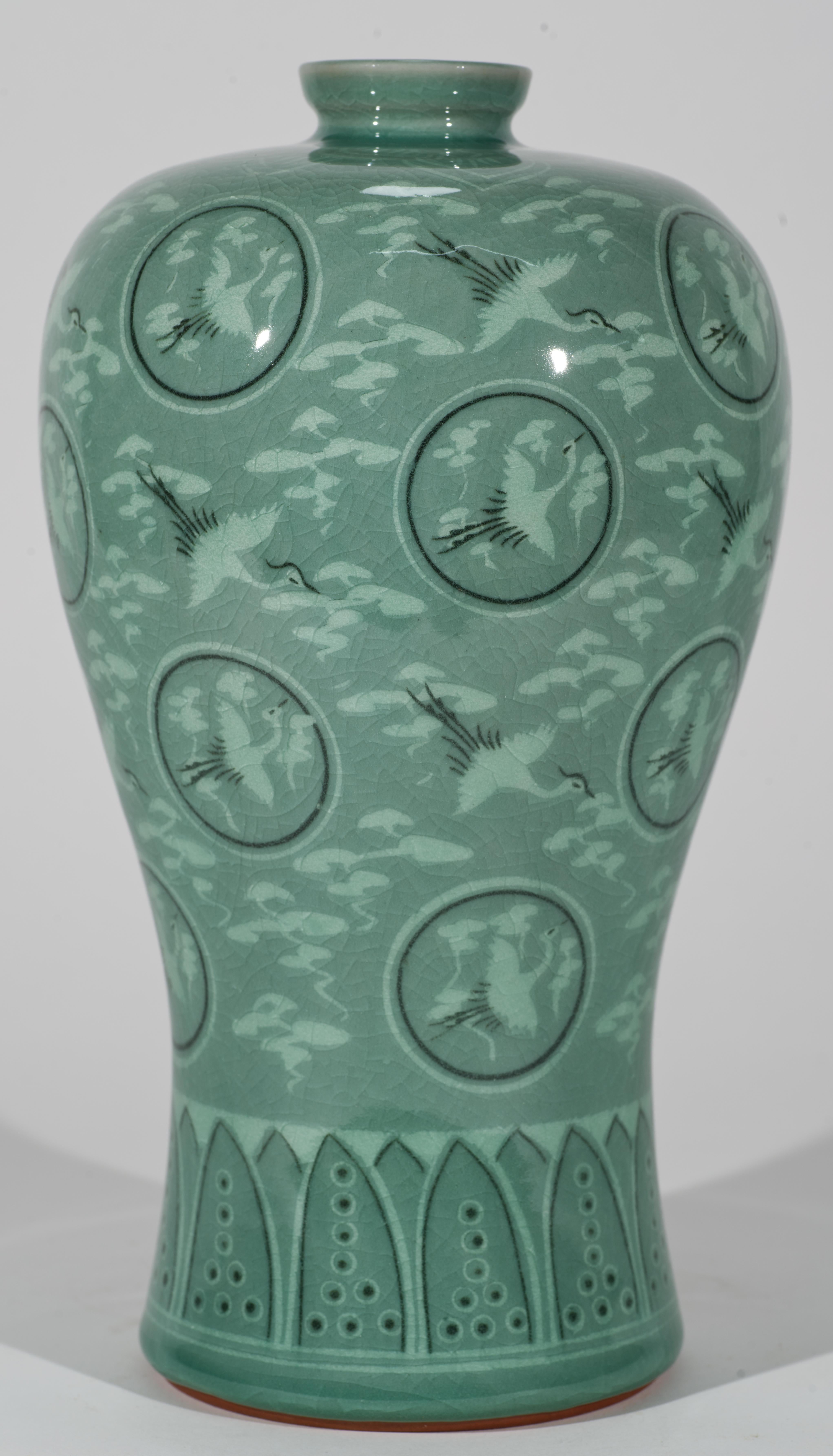  Il vaso d'epoca presenta uno smalto celadon craquelure con motivi di gru volanti e nuvole, il disegno delle 
