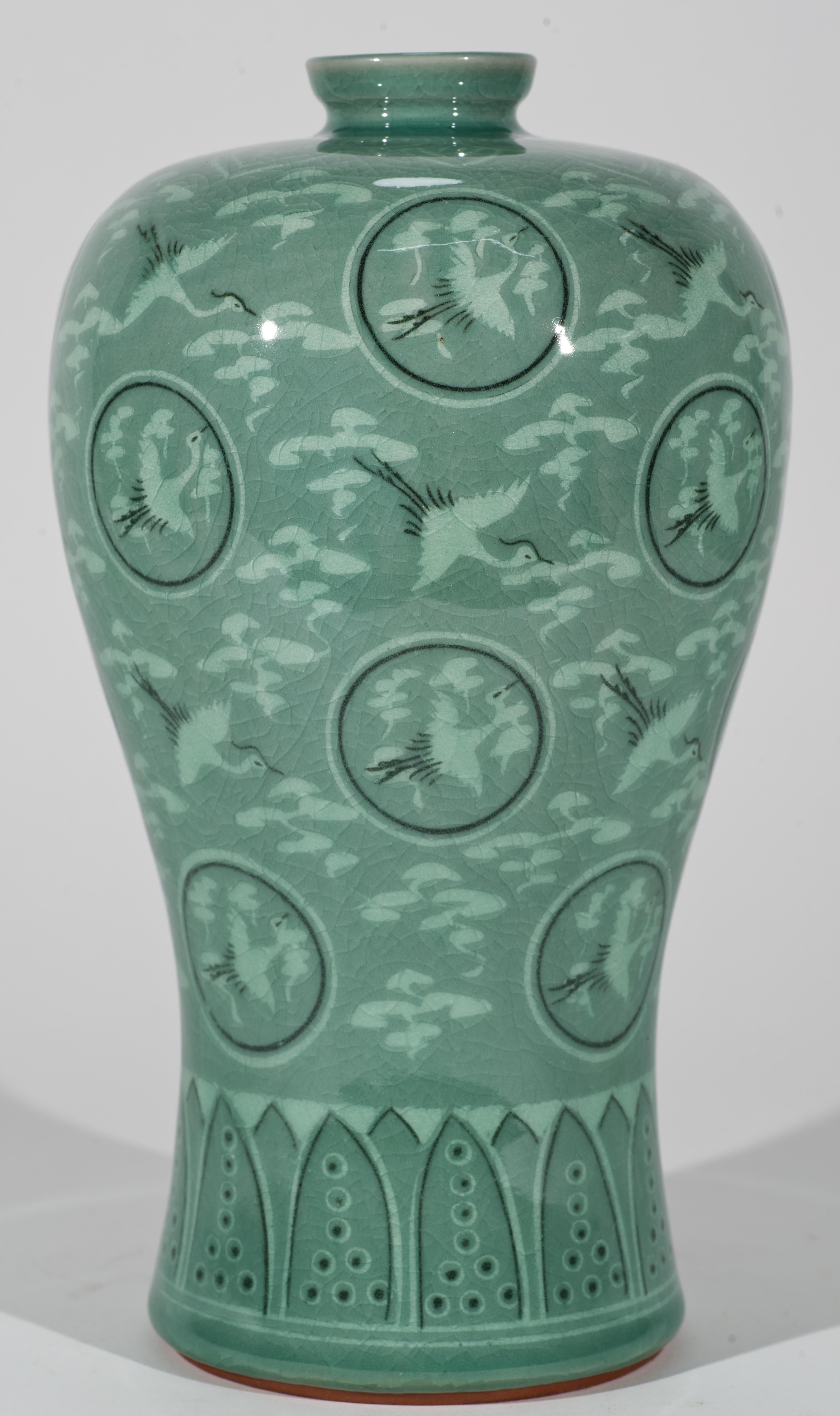 Coreano Vaso Maebyeong in celadon coreano, gru volanti e nuvole in vendita
