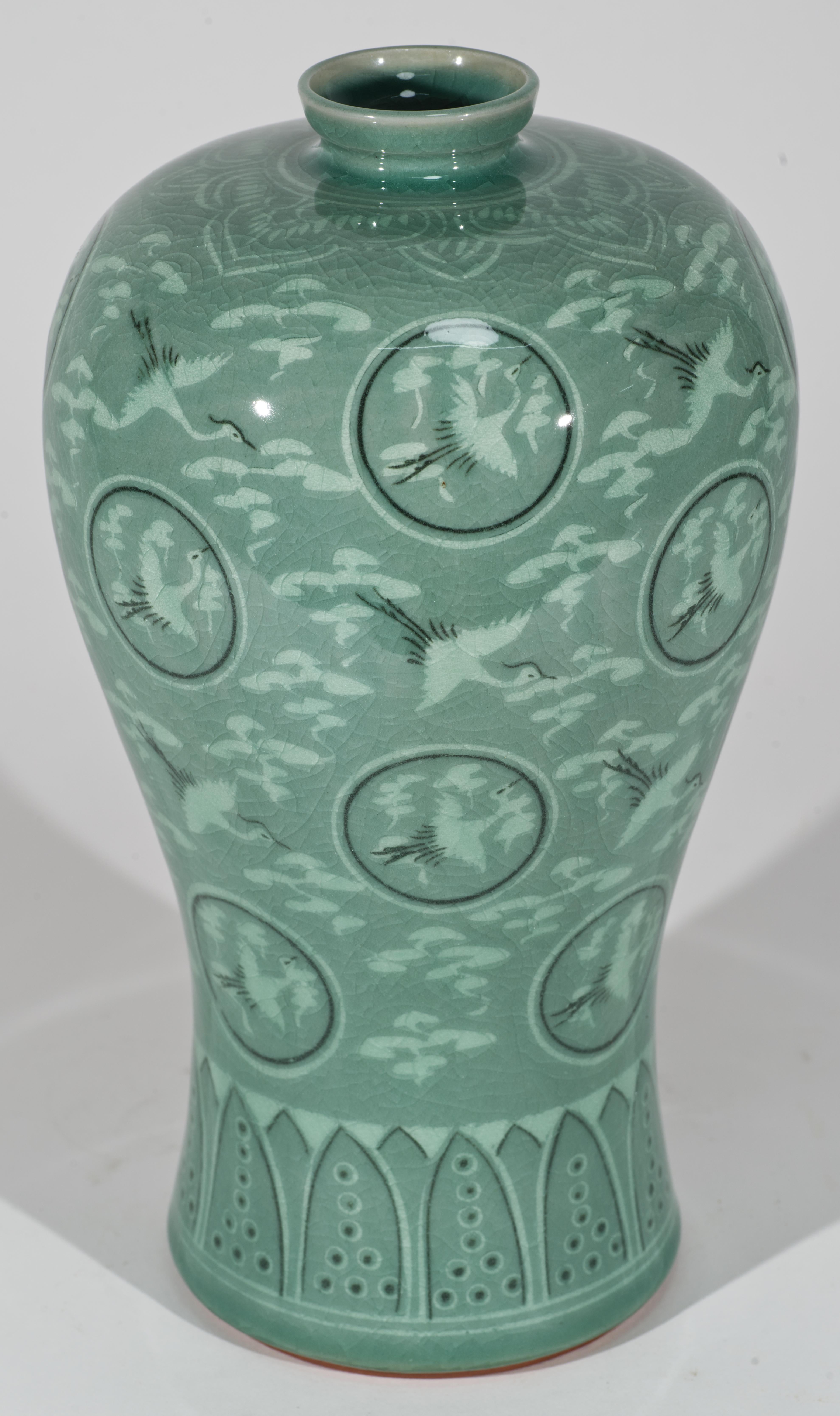 Smaltato Vaso Maebyeong in celadon coreano, gru volanti e nuvole in vendita