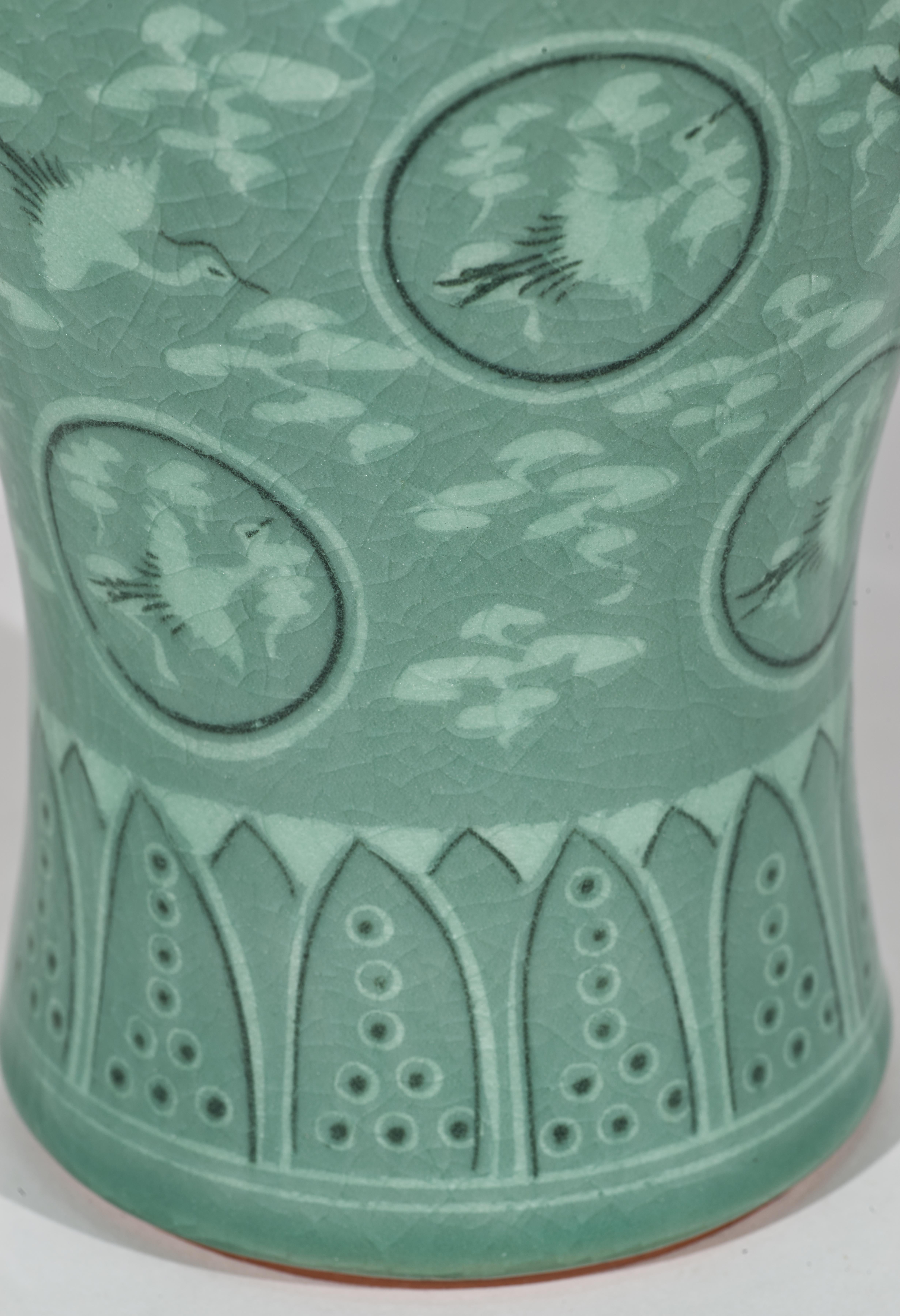 XX secolo Vaso Maebyeong in celadon coreano, gru volanti e nuvole in vendita