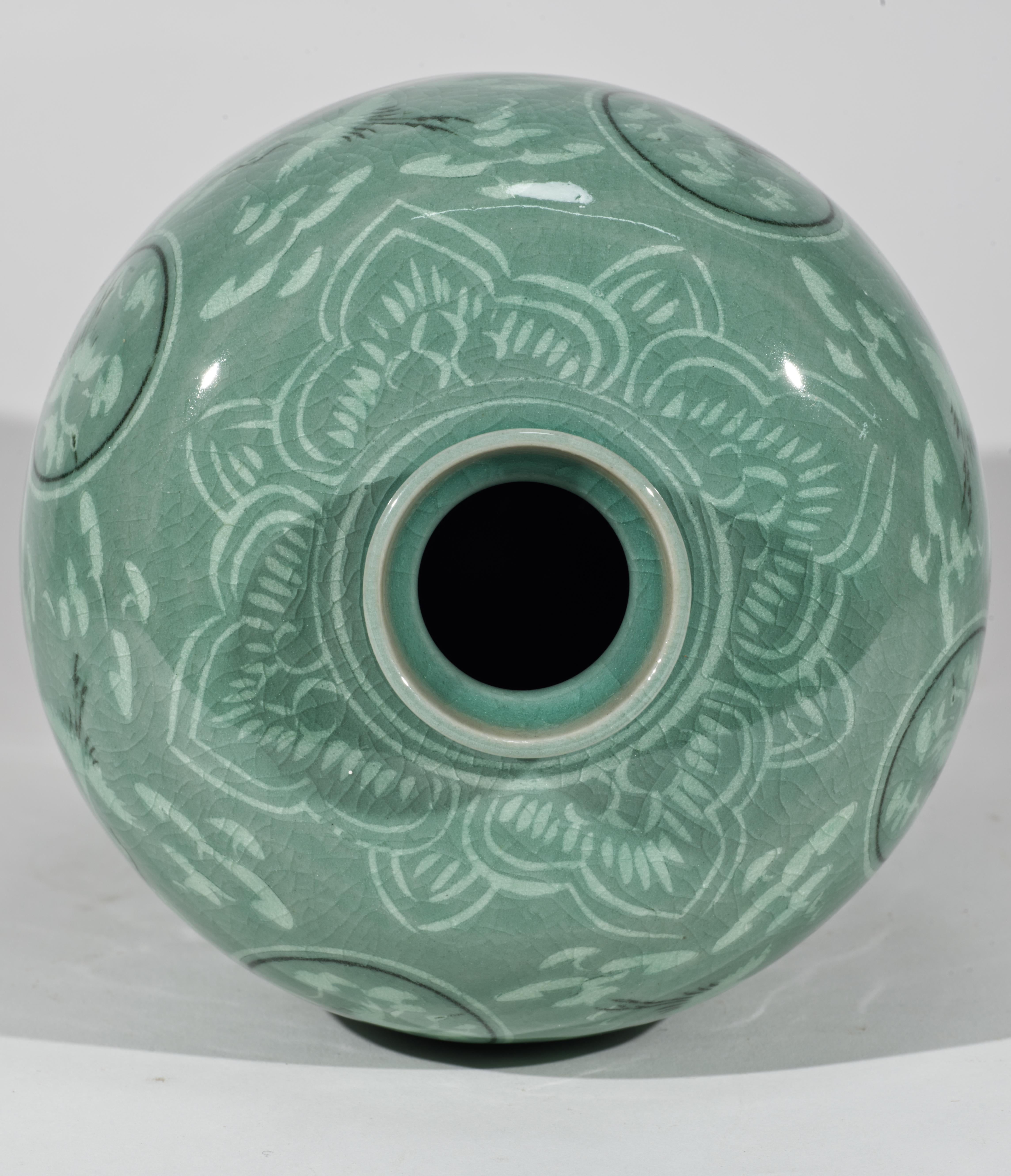 Ceramica Vaso Maebyeong in celadon coreano, gru volanti e nuvole in vendita
