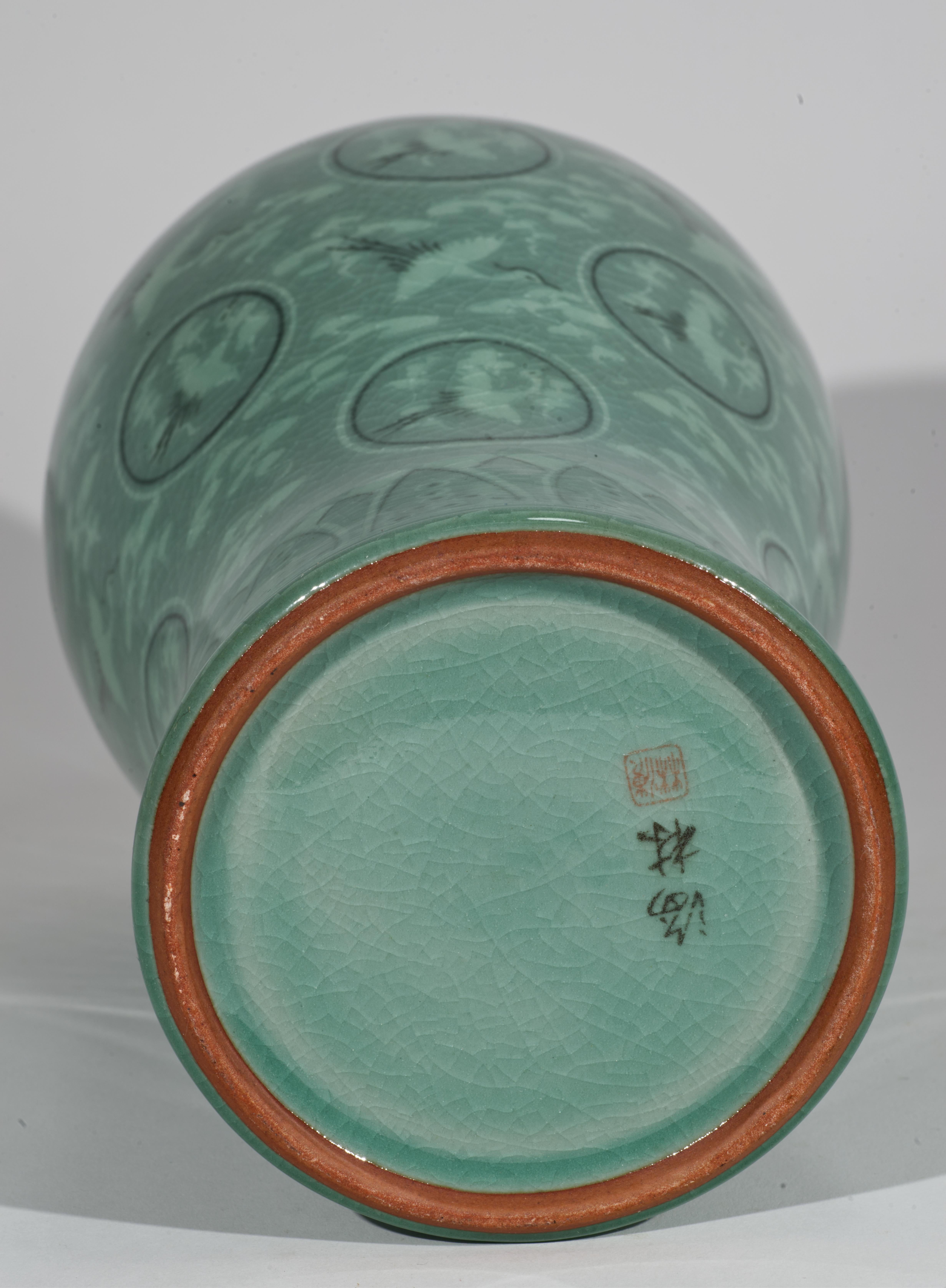 Vaso Maebyeong in celadon coreano, gru volanti e nuvole in vendita 1
