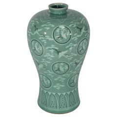 Jarrón coreano de celadón Maebyeong, grullas voladoras y nubes