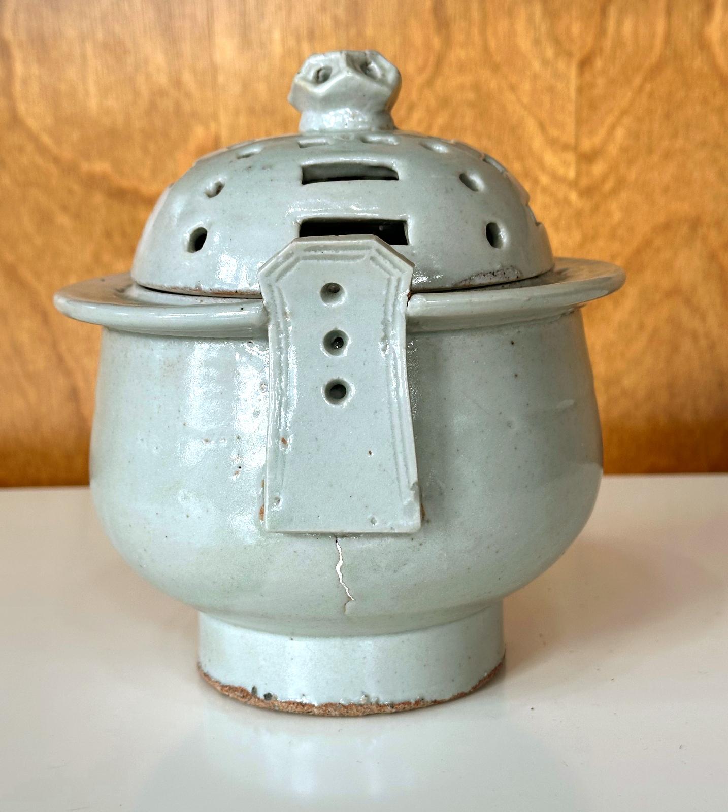 Korean Celadon Ritual Incense Burner Joseon Dynasty In Good Condition For Sale In Atlanta, GA