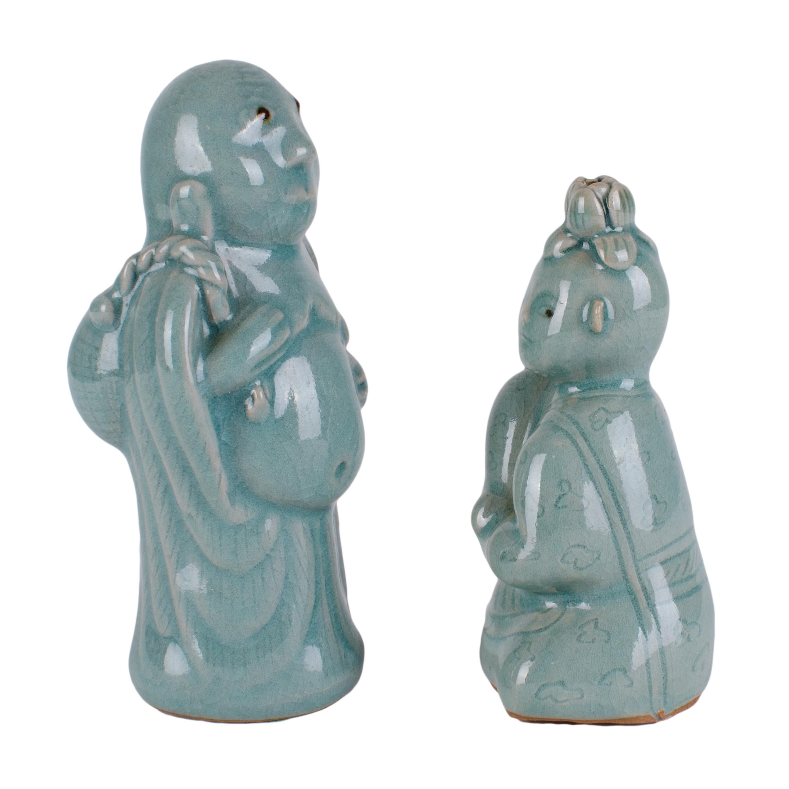 Paire de compte-gouttes en céladon coréen.

Signé

Excellent état avec craquelures.



L'homme mesure 2 pouces de large par 5 ½ pouces de haut

La dame mesure 2 ½ pouces de large par 4 ½ pouces de haut.