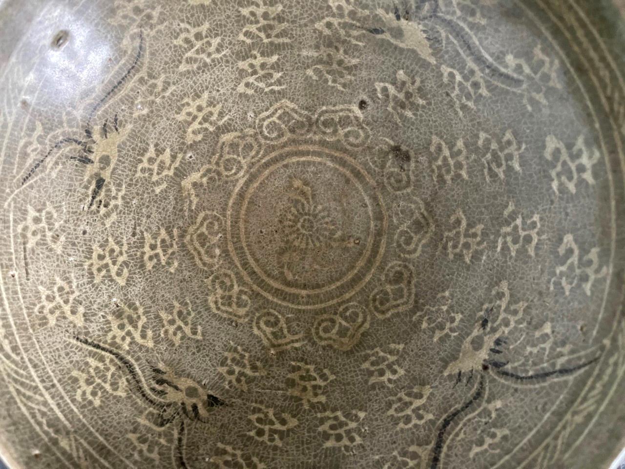Korean Ceramic Celadon Bowl with Slip Inlay Goryeo Dynasty For Sale 5