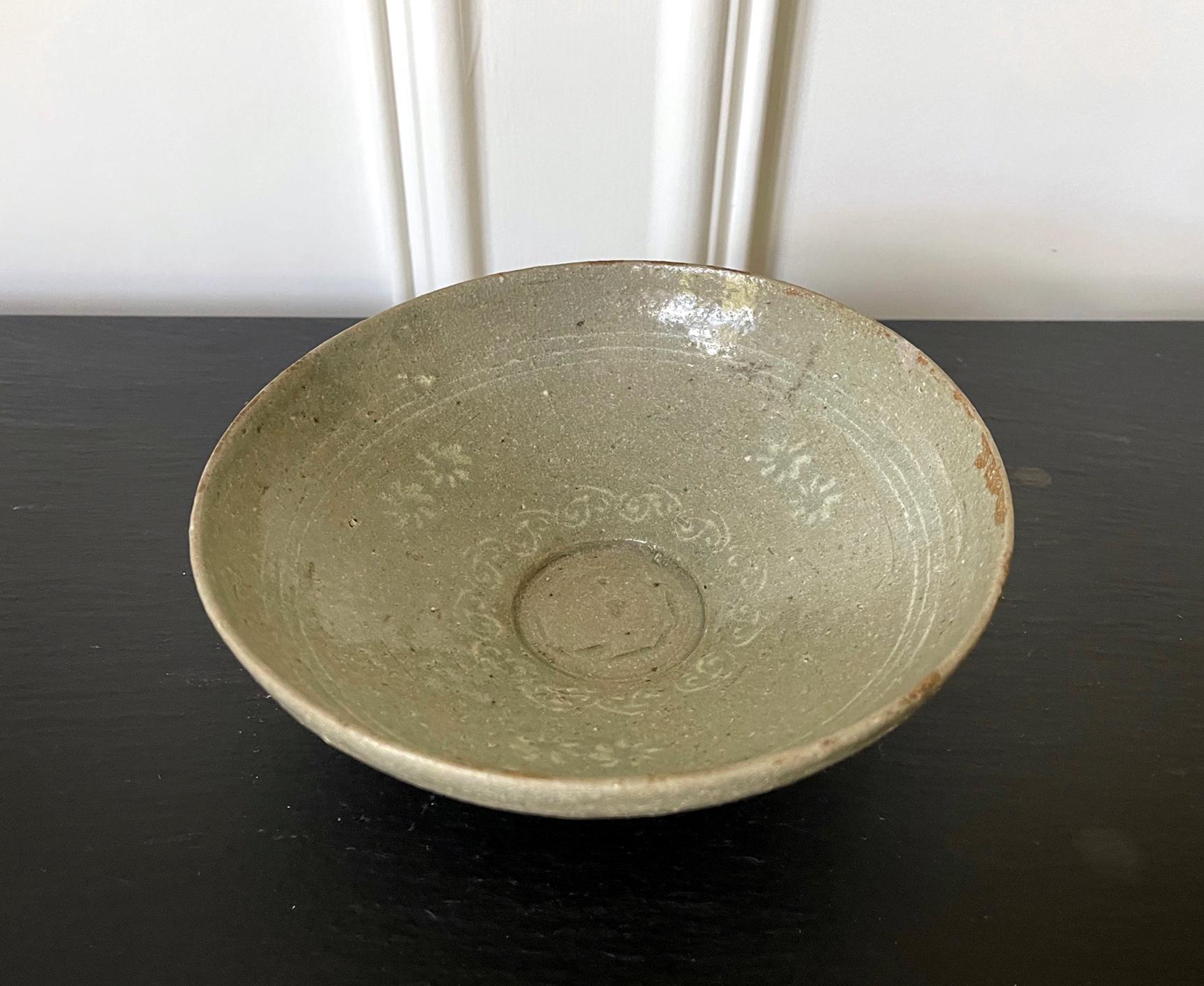 Korean Ceramic Celadon Bowl with Slip Inlay Goryeo Dynasty For Sale 10