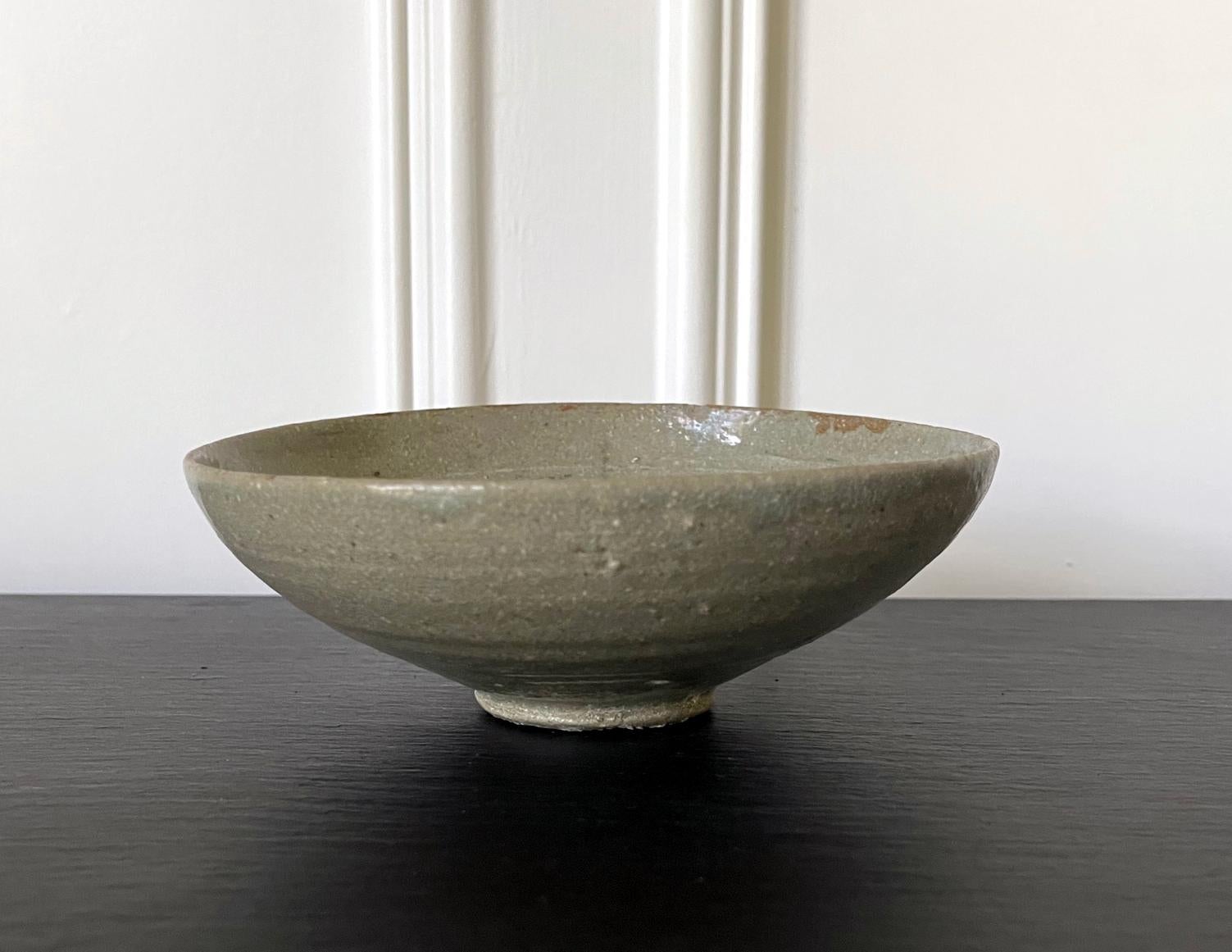 Korean Ceramic Celadon Bowl with Slip Inlay Goryeo Dynasty In Good Condition For Sale In Atlanta, GA