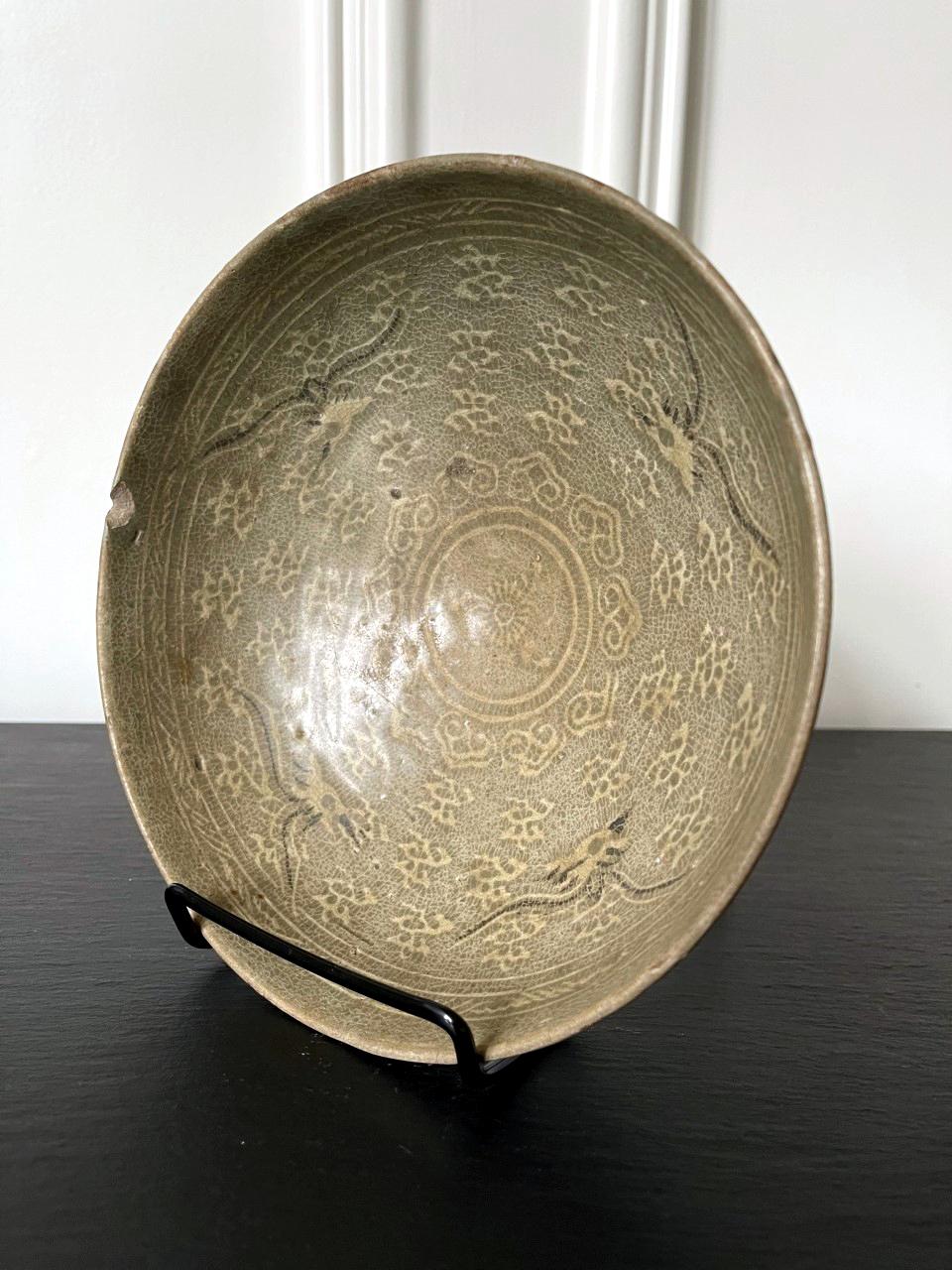 Korean Ceramic Celadon Bowl with Slip Inlay Goryeo Dynasty In Good Condition For Sale In Atlanta, GA