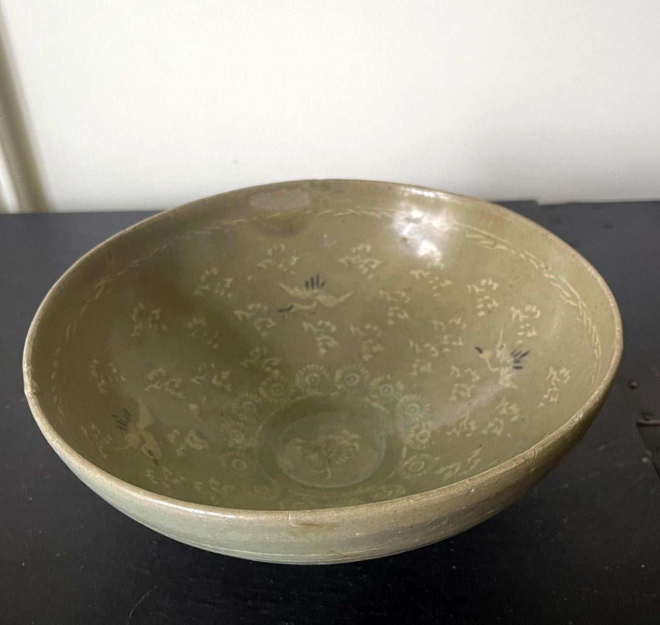 Korean Ceramic Celadon Bowl with Slip Inlay Goryeo Dynasty In Fair Condition For Sale In Atlanta, GA