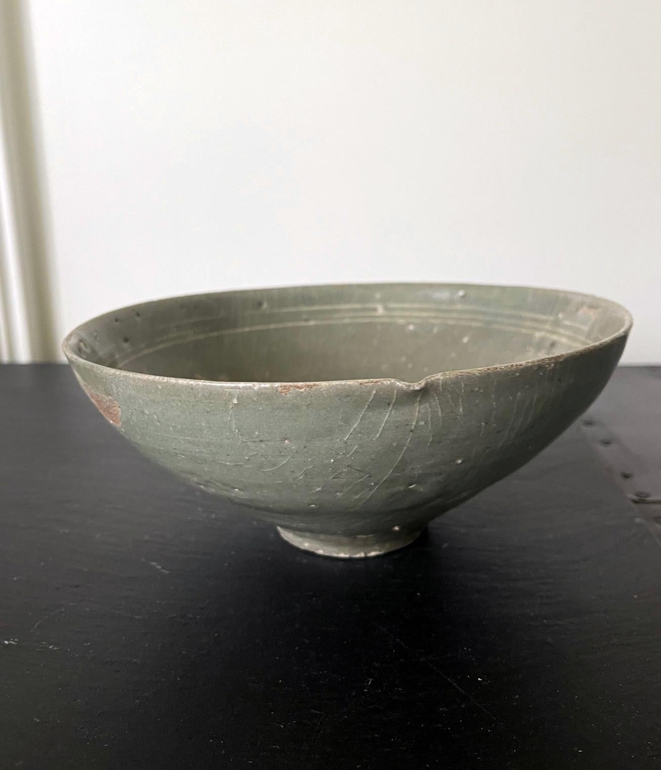Korean Ceramic Celadon Bowl with Slip Inlay Goryeo Dynasty For Sale 1