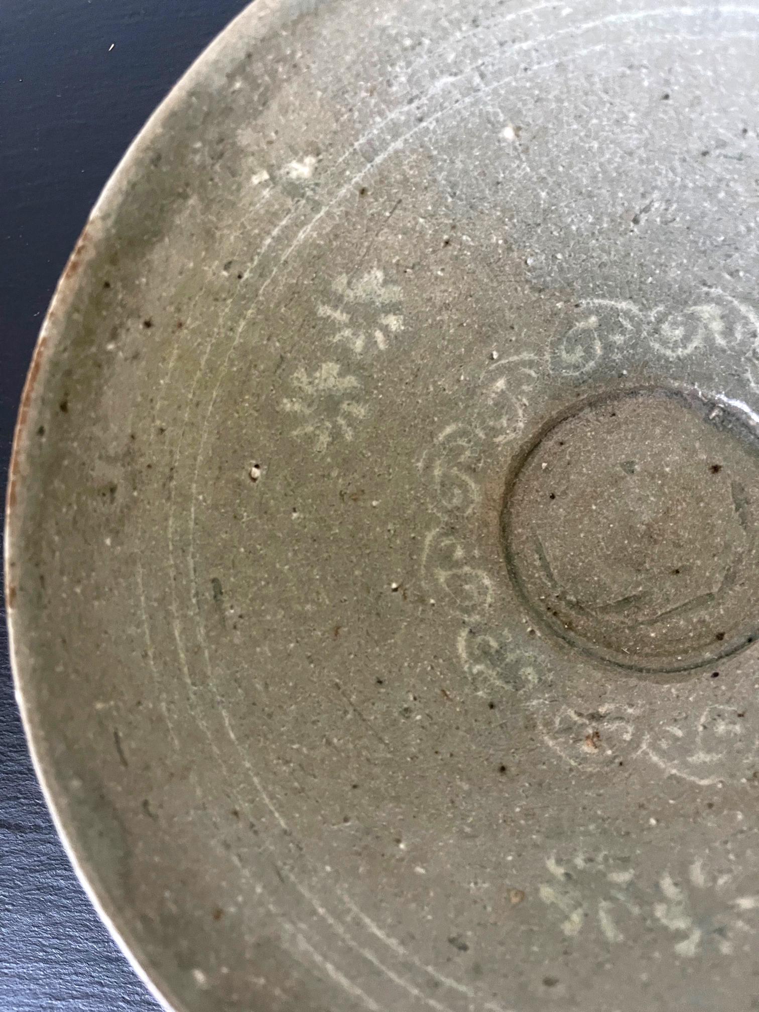 Bol coréen en céramique céladon avec incrustation en barbotine de la dynastie Goryeo en vente 1