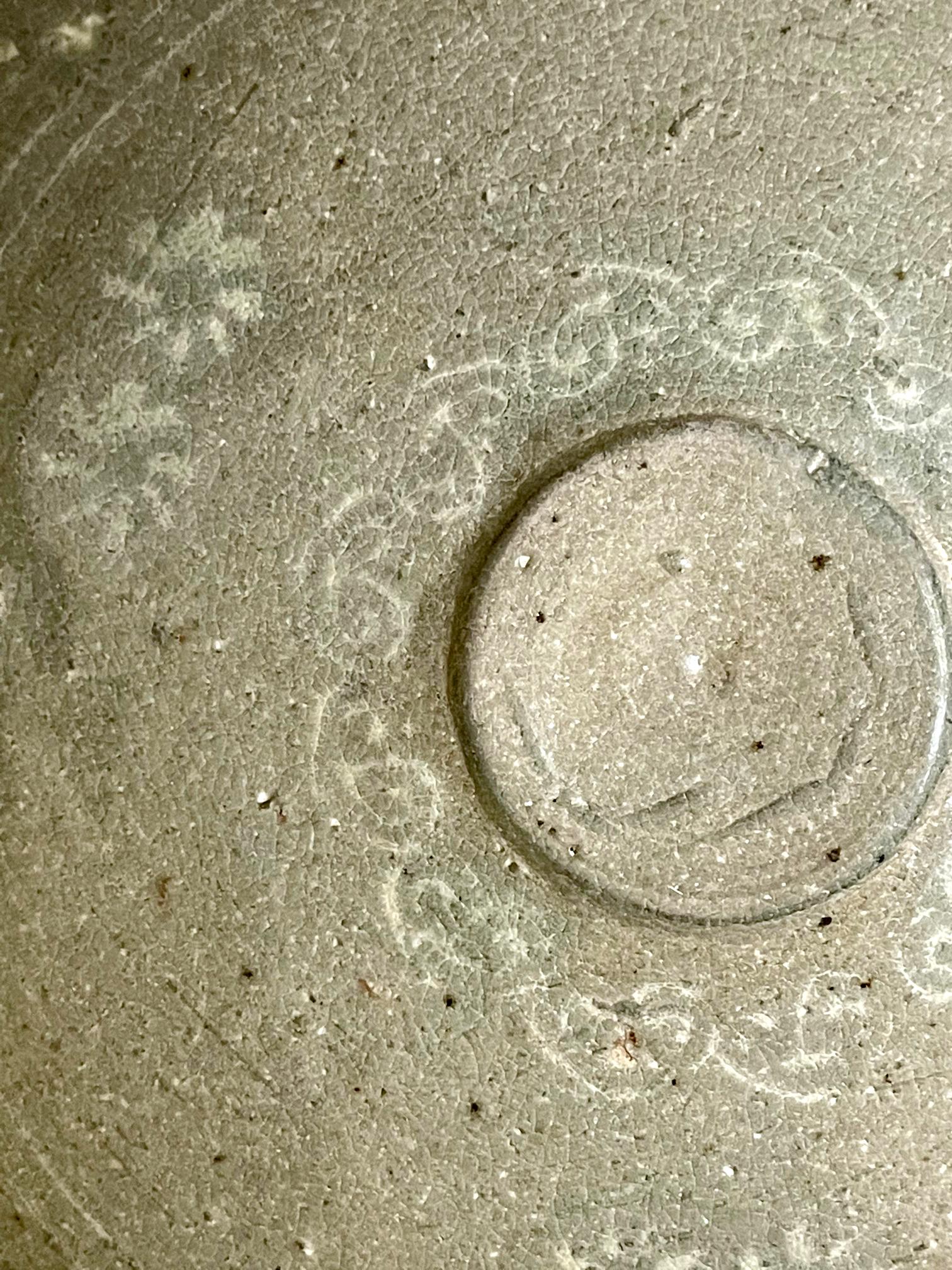 Bol coréen en céramique céladon avec incrustation en barbotine de la dynastie Goryeo en vente 3