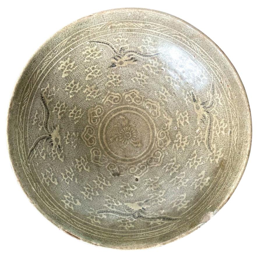 Bol coréen en céramique céladon avec incrustation en barbotine de la dynastie Goryeo