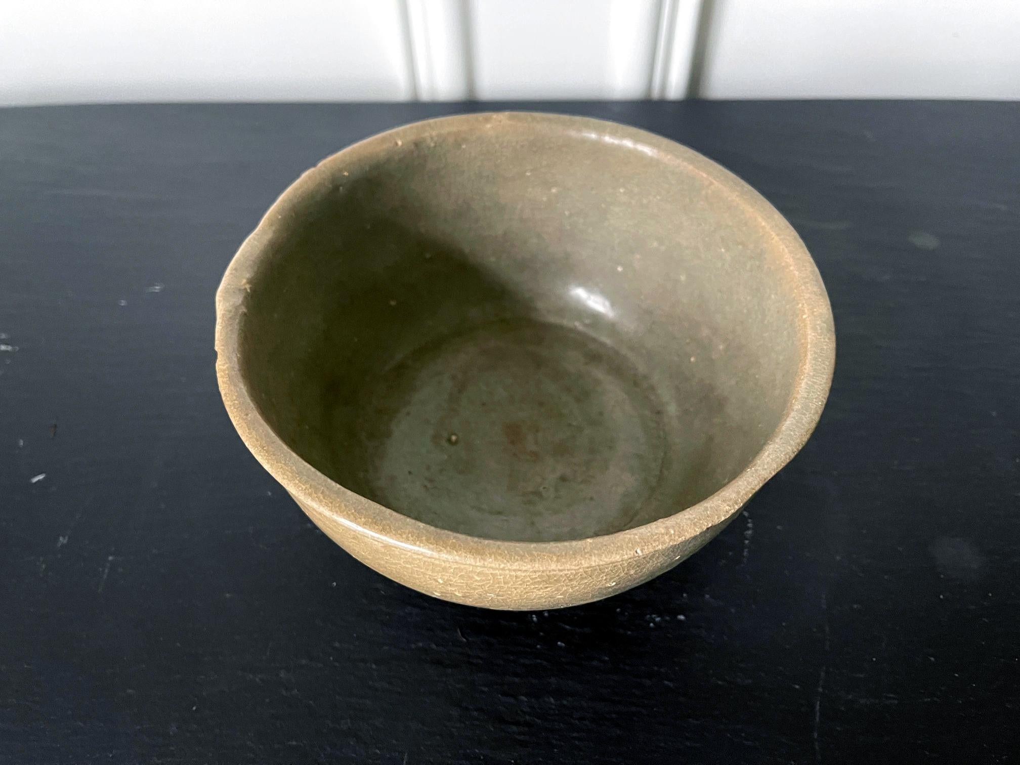 Korean Ceramic Celadon Deep Bowl Goryeo Dynasty In Good Condition For Sale In Atlanta, GA