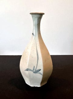 Jarrón botella de cerámica coreana facetada azul y blanca dinastía Joseon