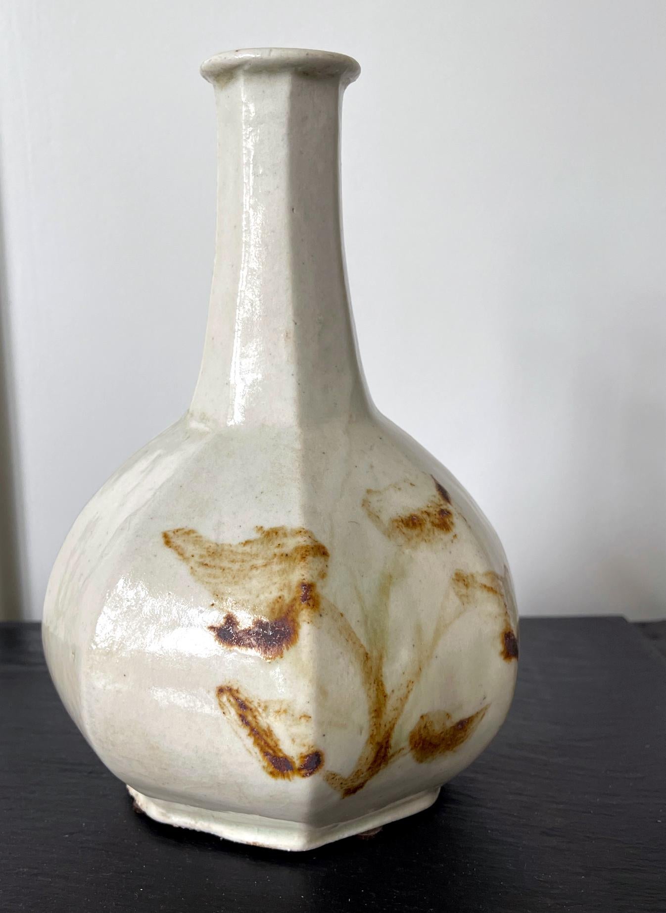 Koreanische Keramik Facettierte Weinflasche Vase Joseon Dynasty im Zustand „Gut“ im Angebot in Atlanta, GA