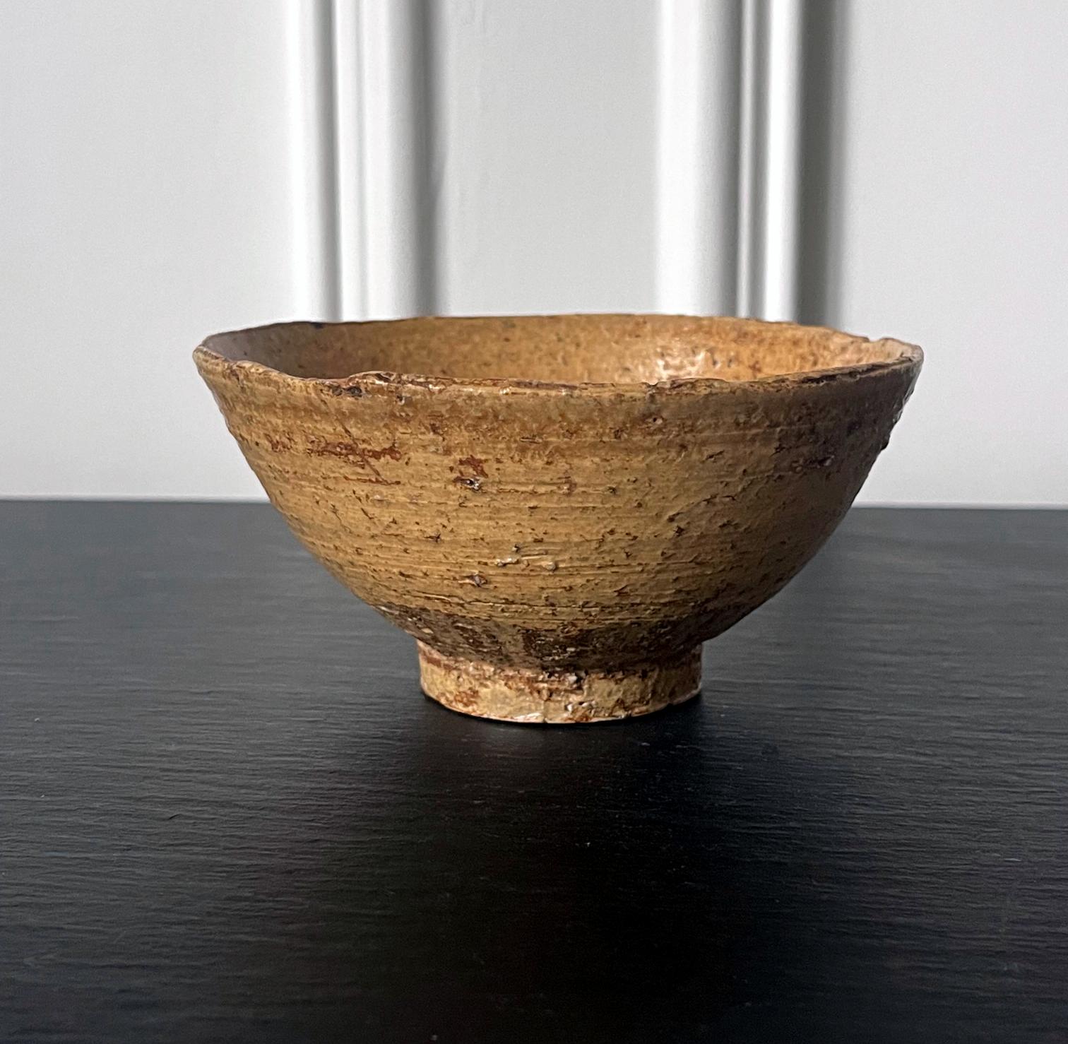Eine Chawan-Tee-Schale aus Keramik, die in Korea für den japanischen Markt hergestellt wurde (ca. 17. Jahrhundert). Der Chawan wird als Ki-Irabo-Typ (Gelber Irabo) identifiziert. Irabo-Schalen wurden im Wesentlichen als koreanische Exportware der