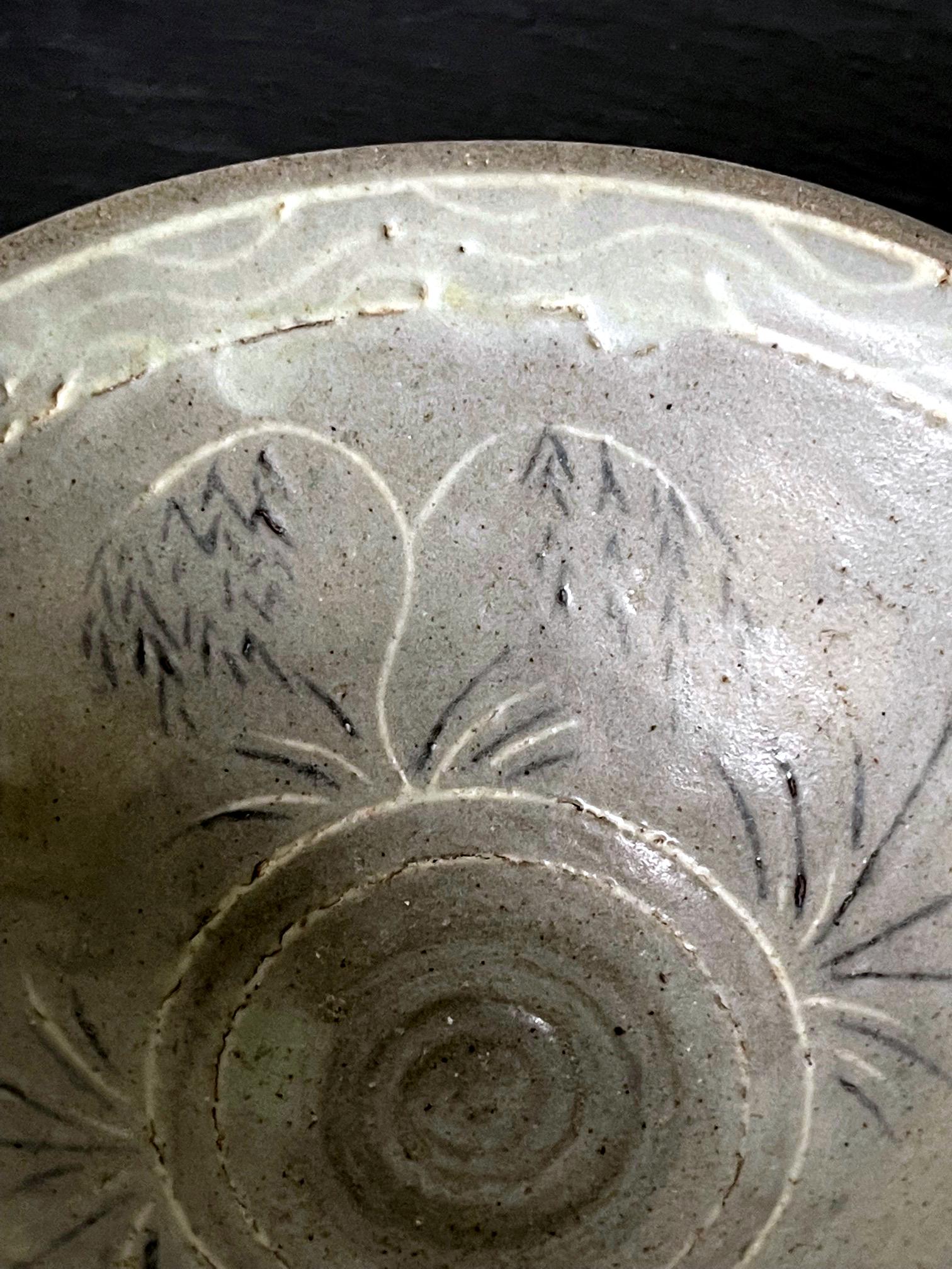Korean Ceramic Tea Bowl with Slip Inlays Goryeo Dynasty In Good Condition For Sale In Atlanta, GA