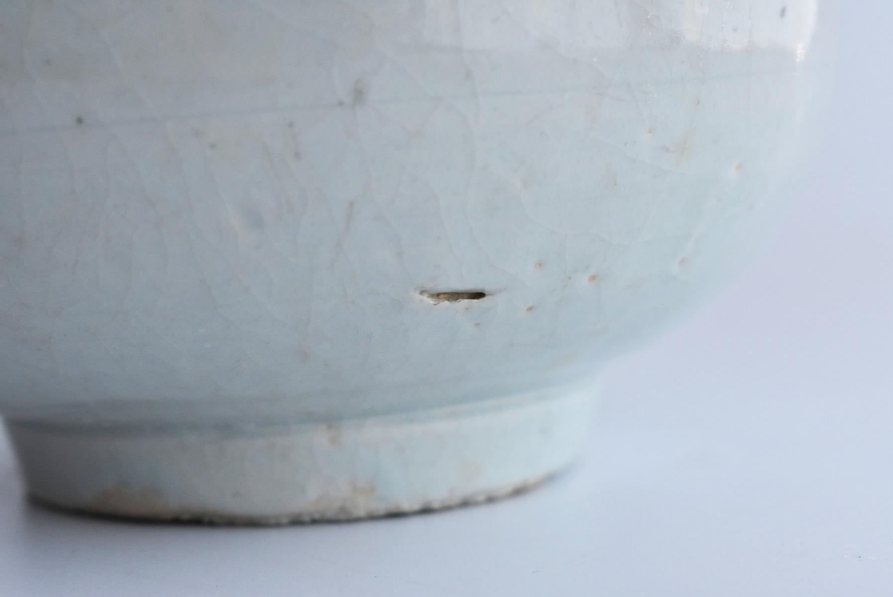 Korean Ceramics Lee Dynasty 18th Century White Porcelain Vase or Korean Antiques 3