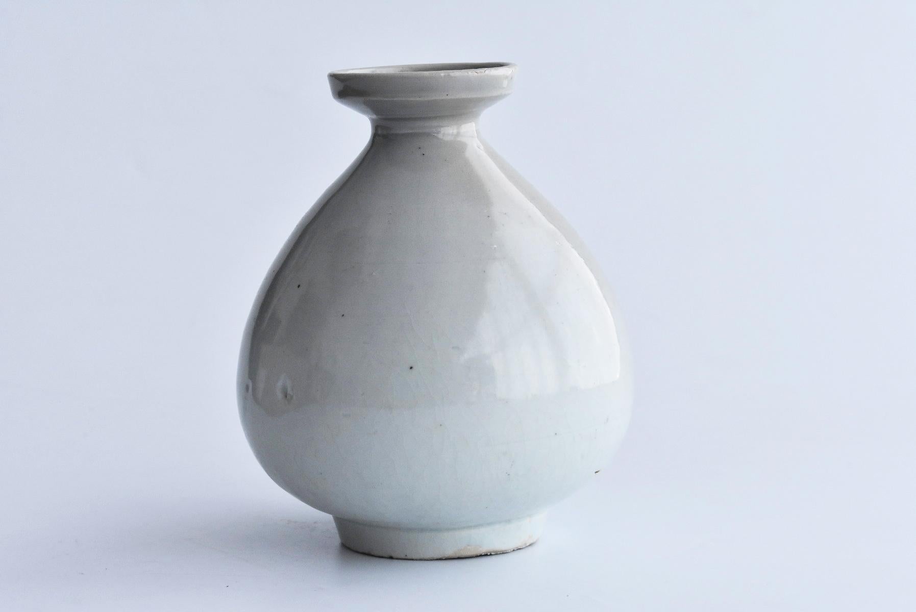 This is a Korean vase from the 18th century.

During the Joseon dynasty in Korea, white pottery was considered a noble one.
Many masterpieces are white.

And this is a pottery from the late Joseon dynasty.
It is from the 18th century.
The