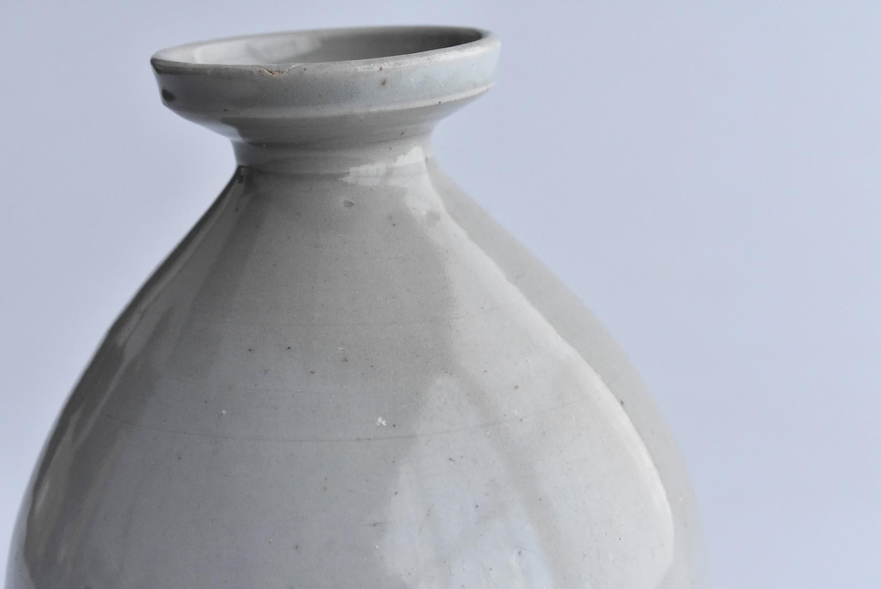 Korean Ceramics Lee Dynasty 18th Century White Porcelain Vase or Korean Antiques In Good Condition In Sammu-shi, Chiba