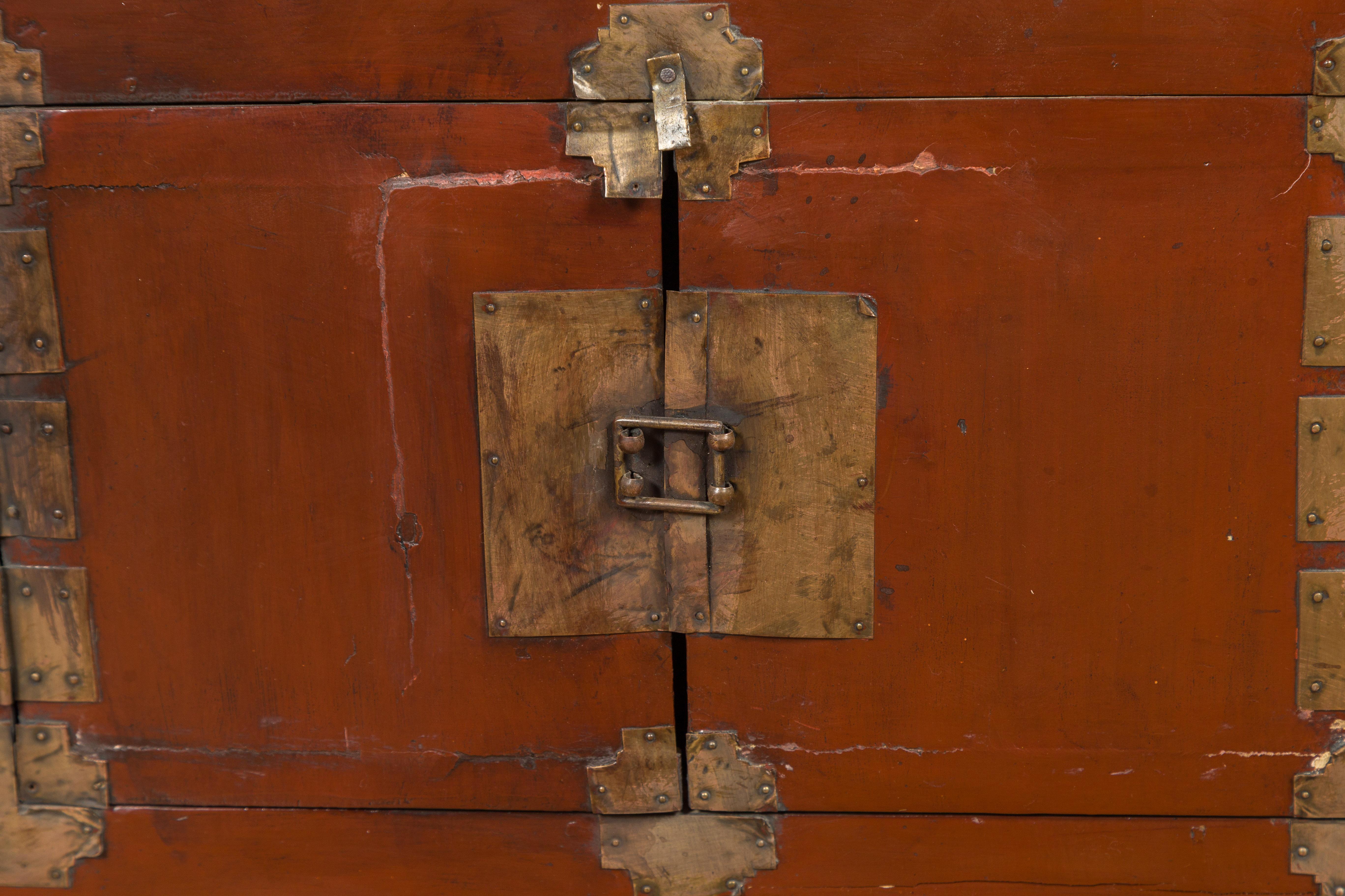 Korean Early 20th Century Chest with Double Doors and Traditional Brass Hardware For Sale 5