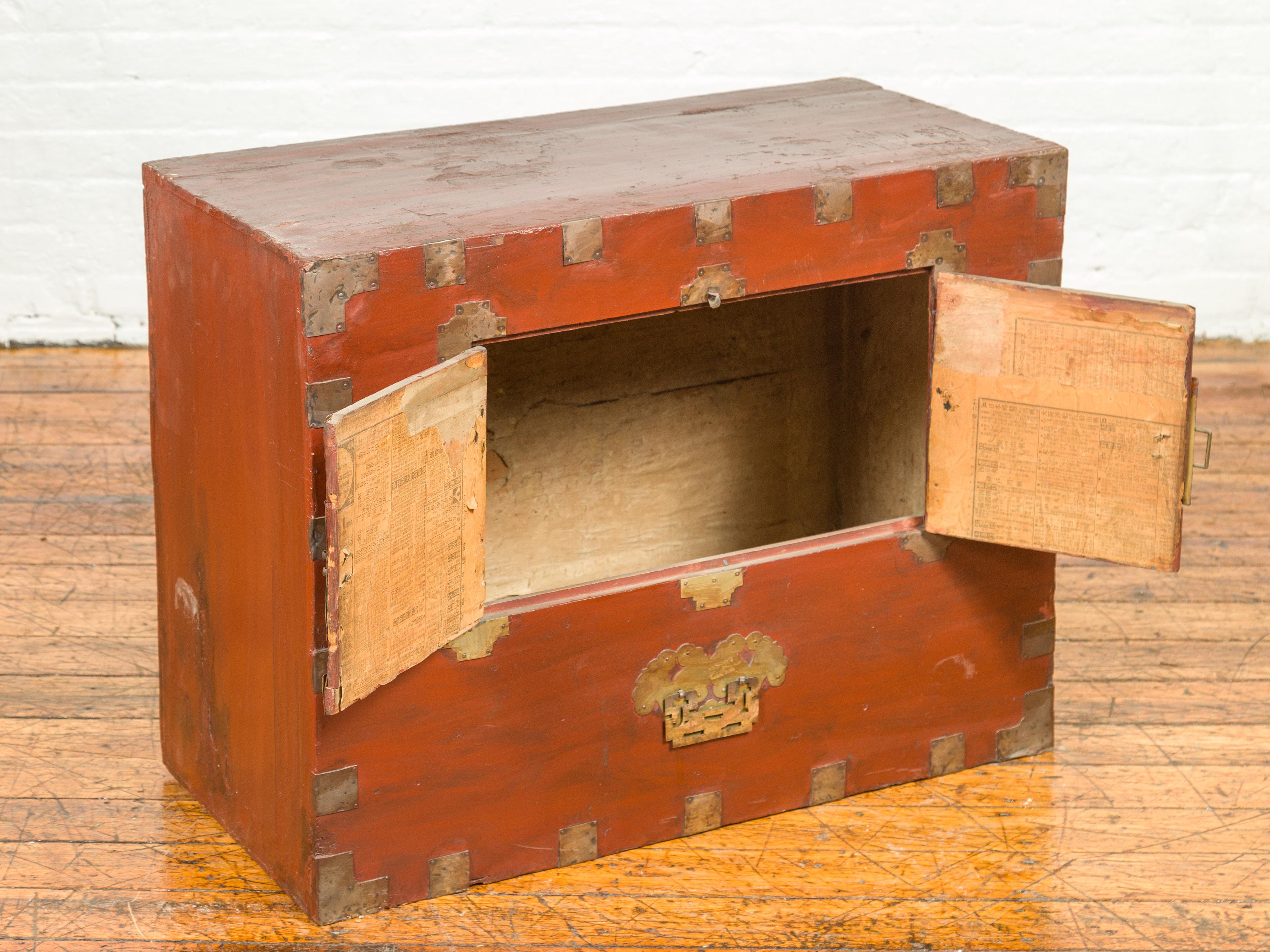 Korean Early 20th Century Chest with Double Doors and Traditional Brass Hardware For Sale 1