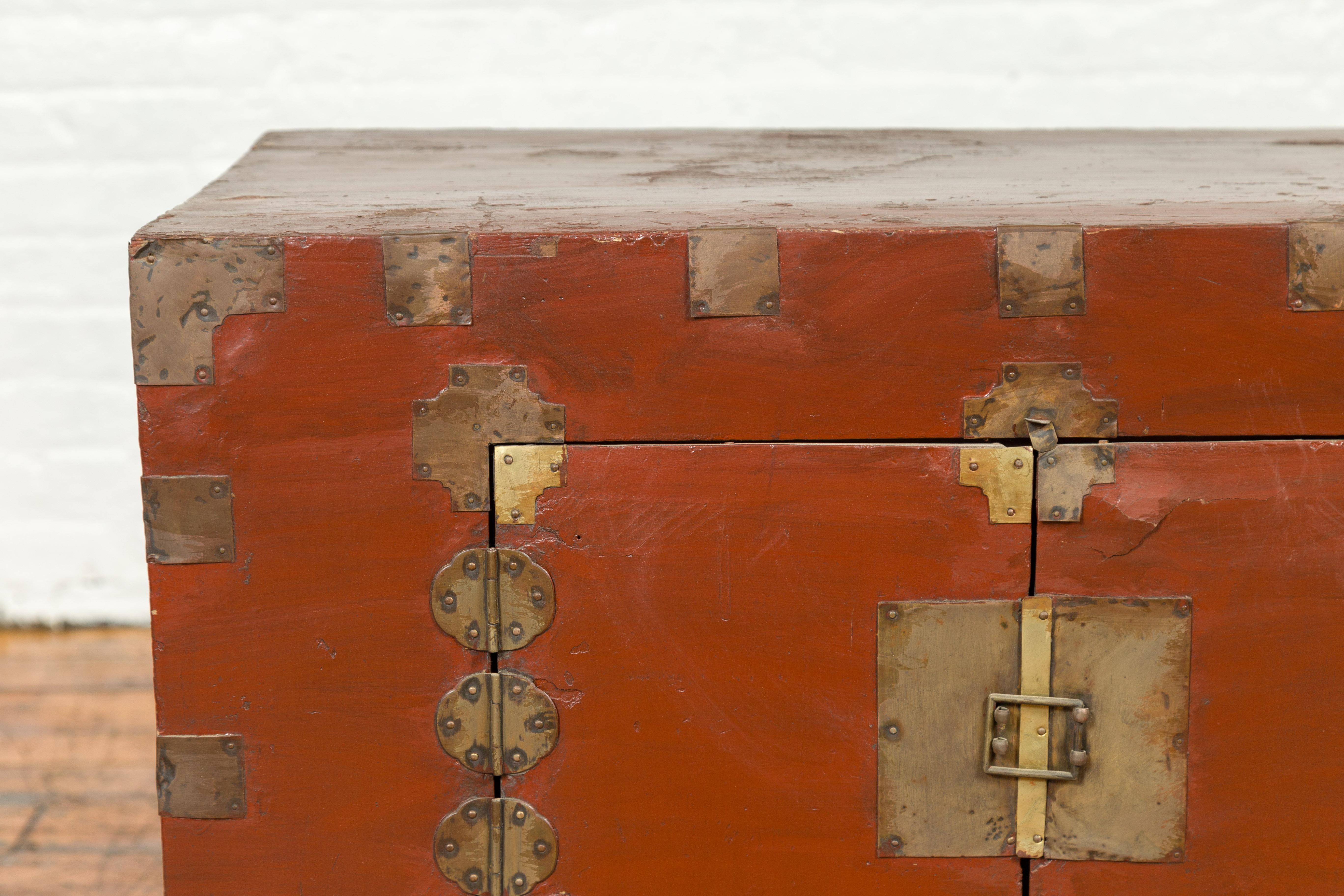 Korean Early 20th Century Chest with Double Doors and Traditional Brass Hardware For Sale 2