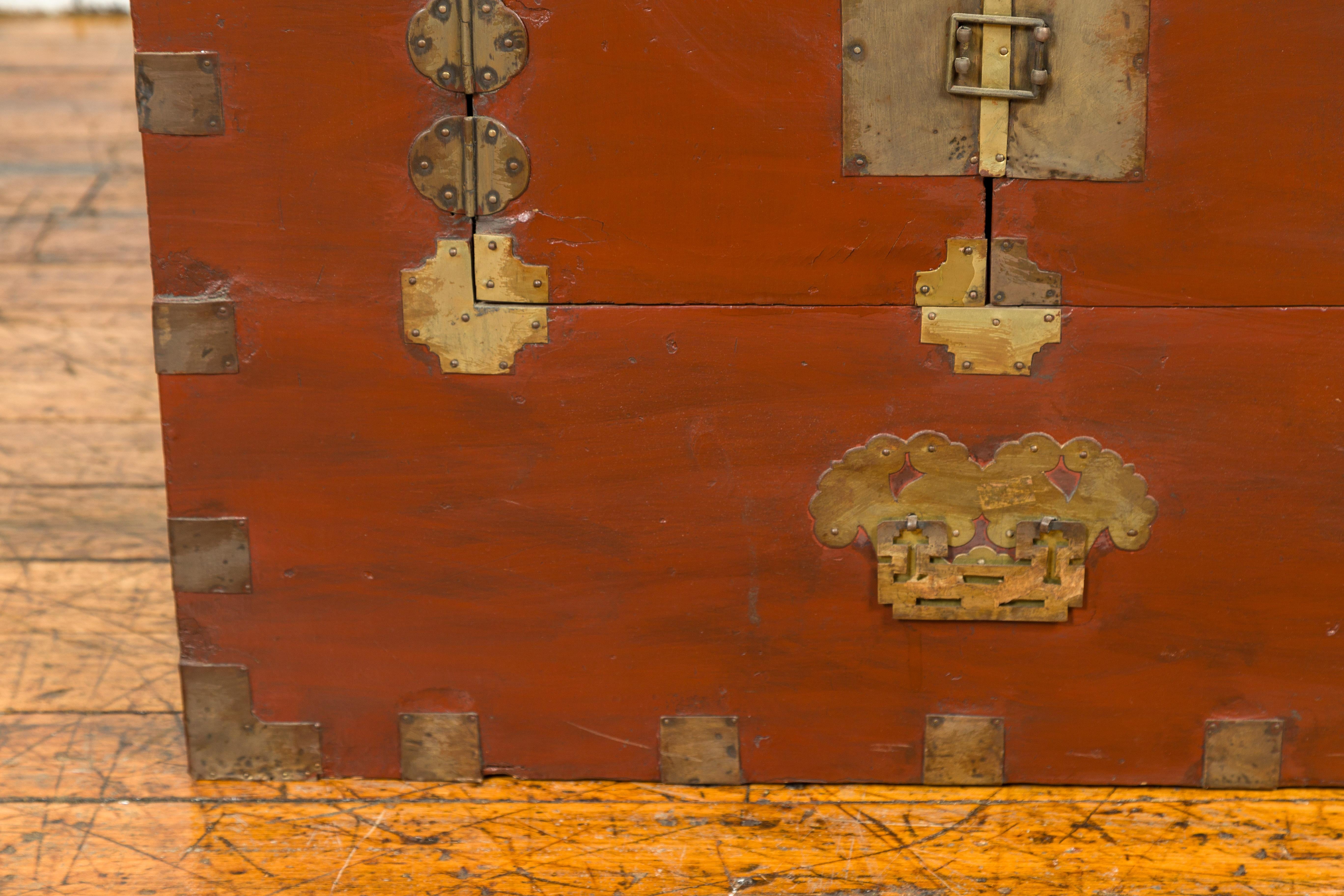 Korean Early 20th Century Chest with Double Doors and Traditional Brass Hardware For Sale 4
