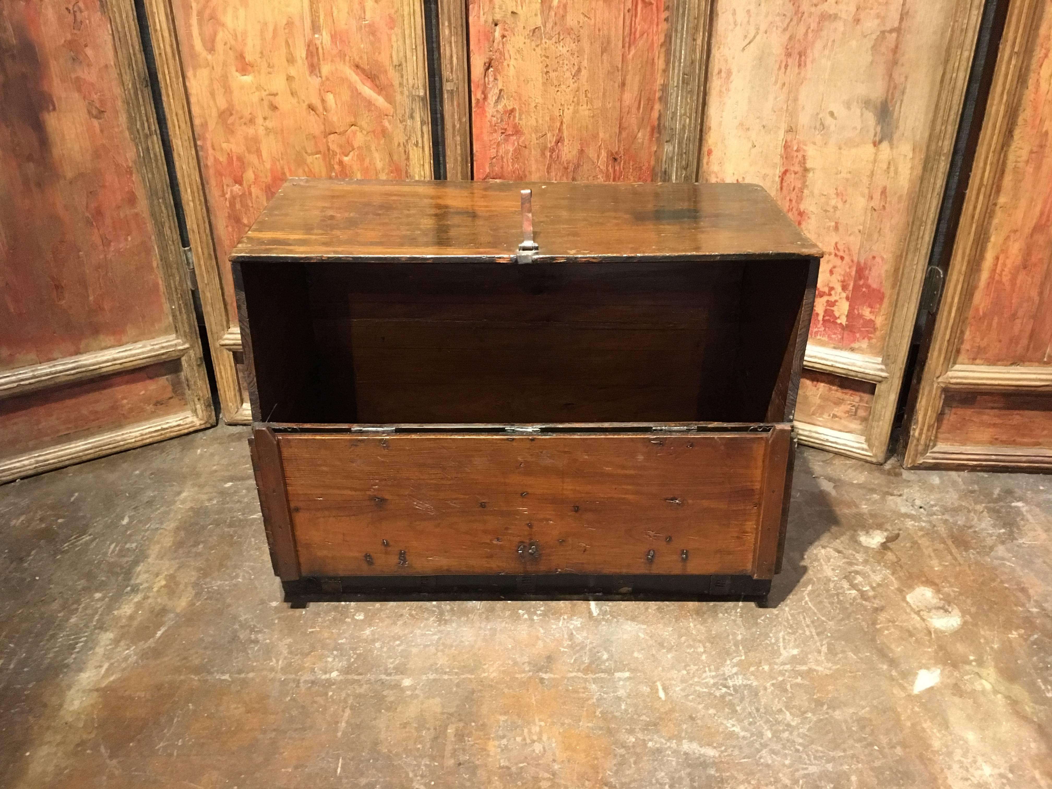 Korean Elm and Iron Blanket Chest, Bandaji, Joseon Dynasty, 18th-19th Century In Good Condition In Austin, TX