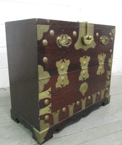 Koreanische Ulmen-Tansu-Truhe mit Messingbeschlägen