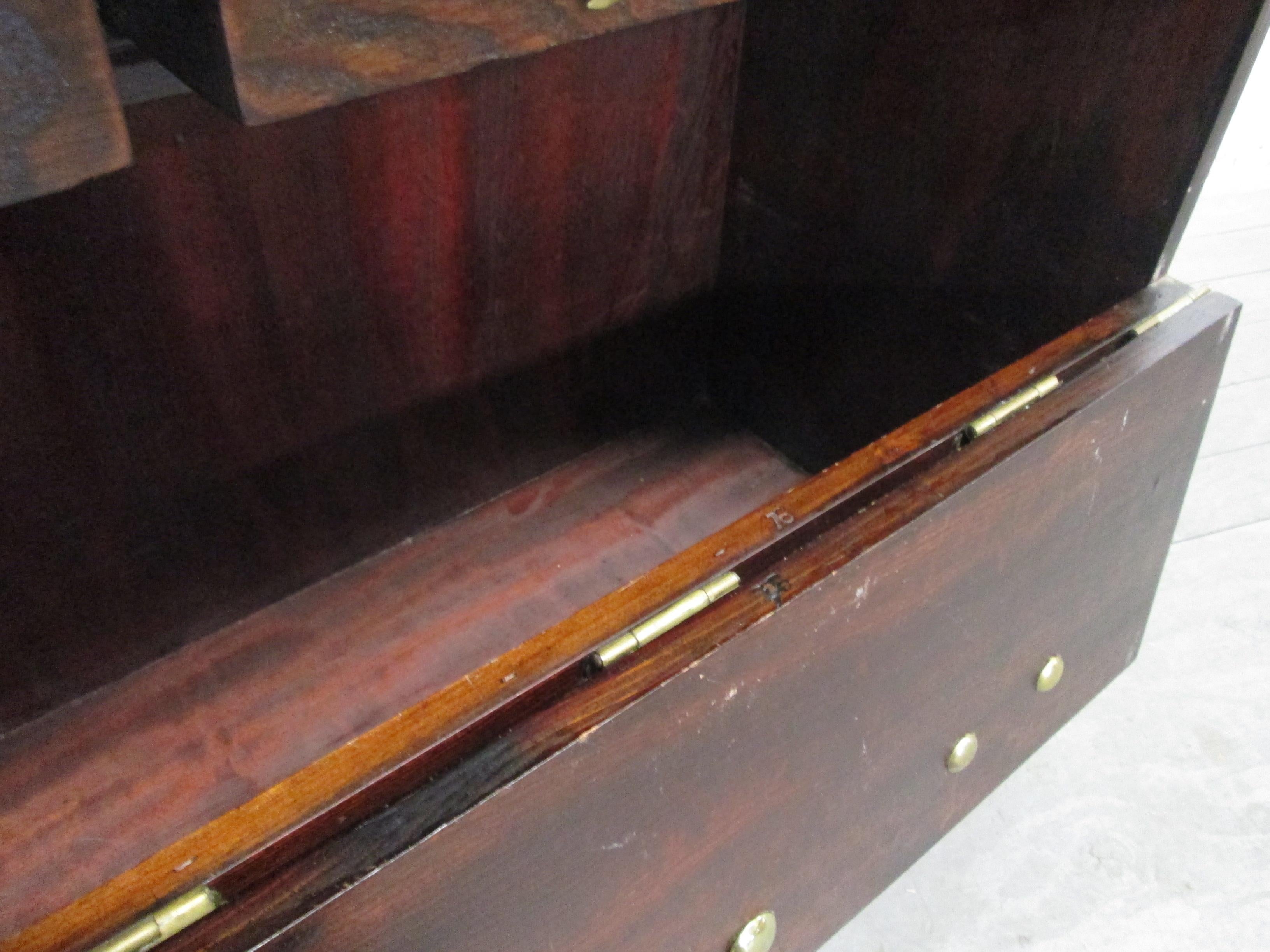 Cassapanca Tansu in olmo coreano con ferramenta in ottone in vendita 1