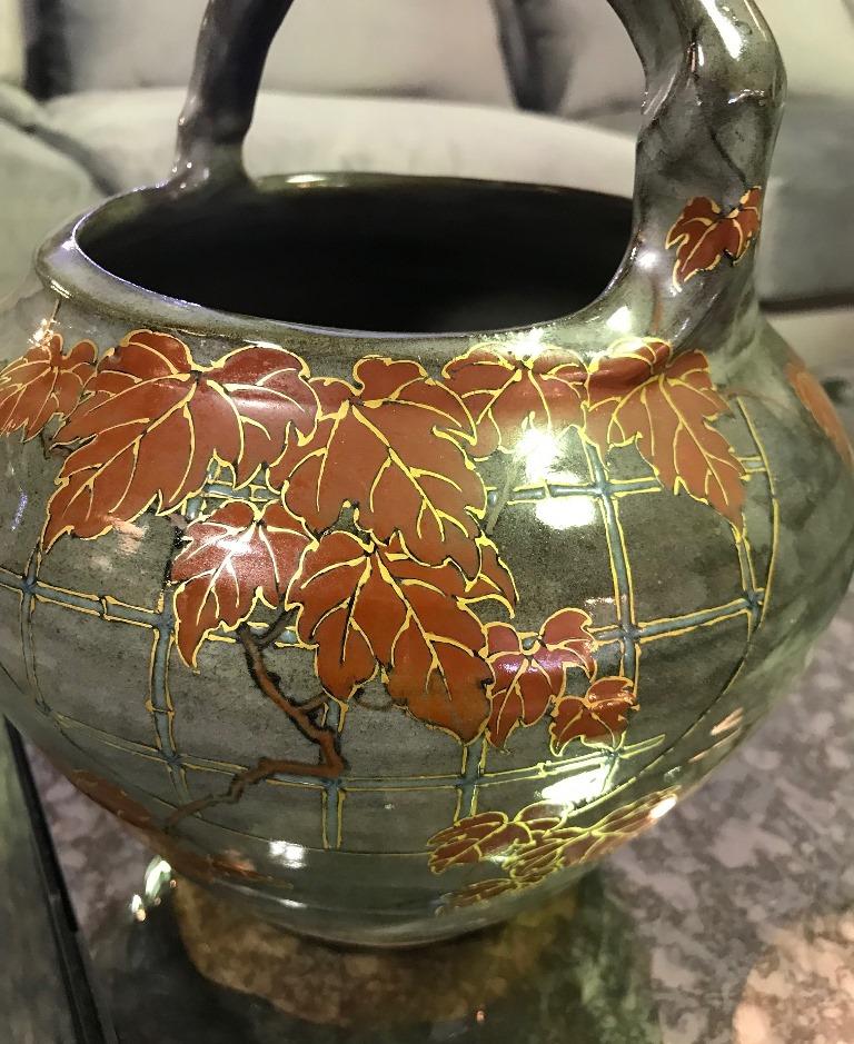 A beautiful handmade handled bowl by well-known Japanese ceramic artist Makuzu Kozan II, son of Makuzu Kozan who was appointed artist to the Japanese Imperial household and was one of the major potters of the Meiji Era. Makuzu Kozan II became his