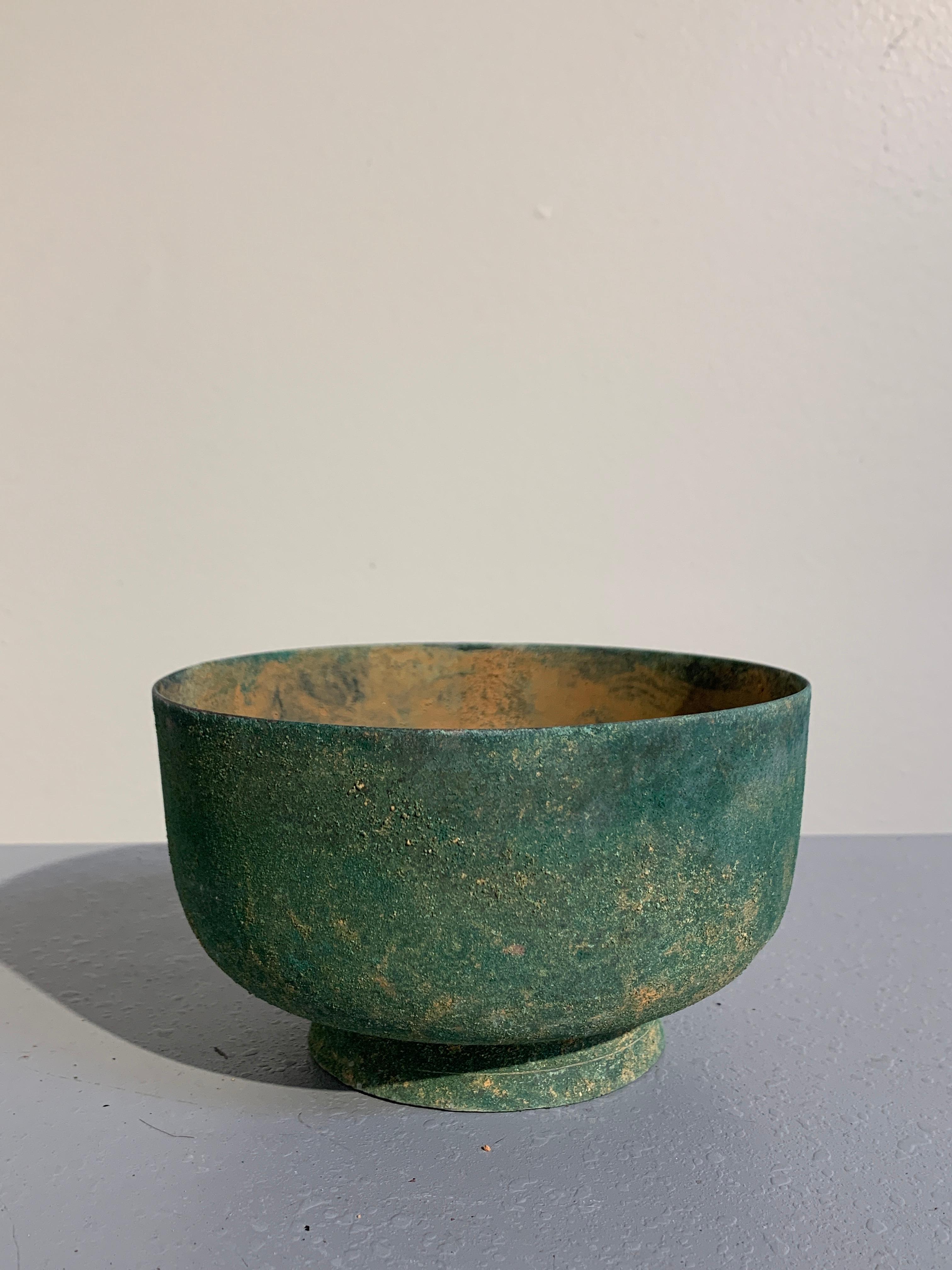 Korean Goryeo Dynasty Bronze Bowl and Cover with Green Patina, 13th Century In Good Condition In Austin, TX