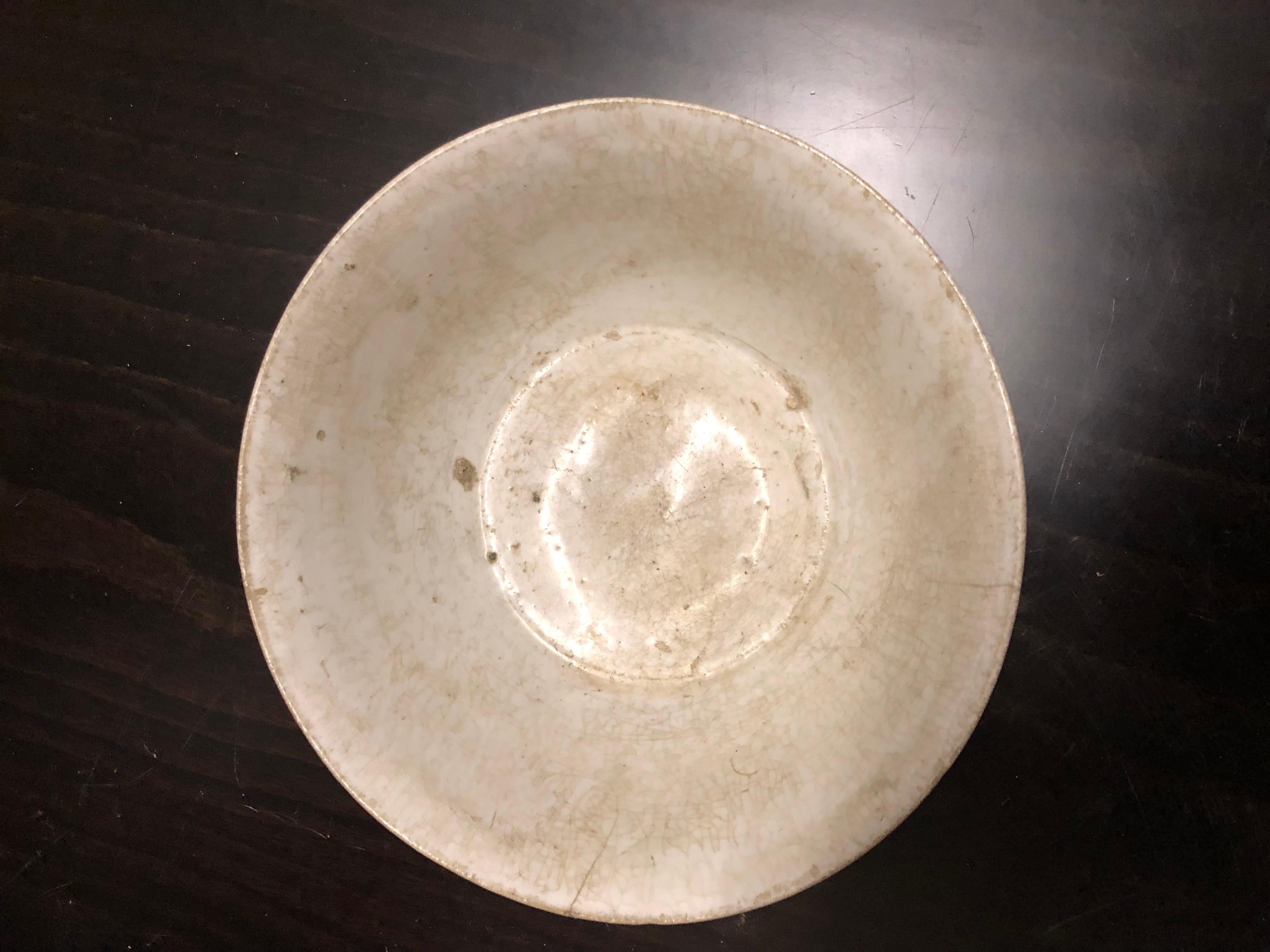 Korean Early Joseon Period White Ceramic Lotus Blossom Bowl, Late 14th Century In Good Condition For Sale In London, GB