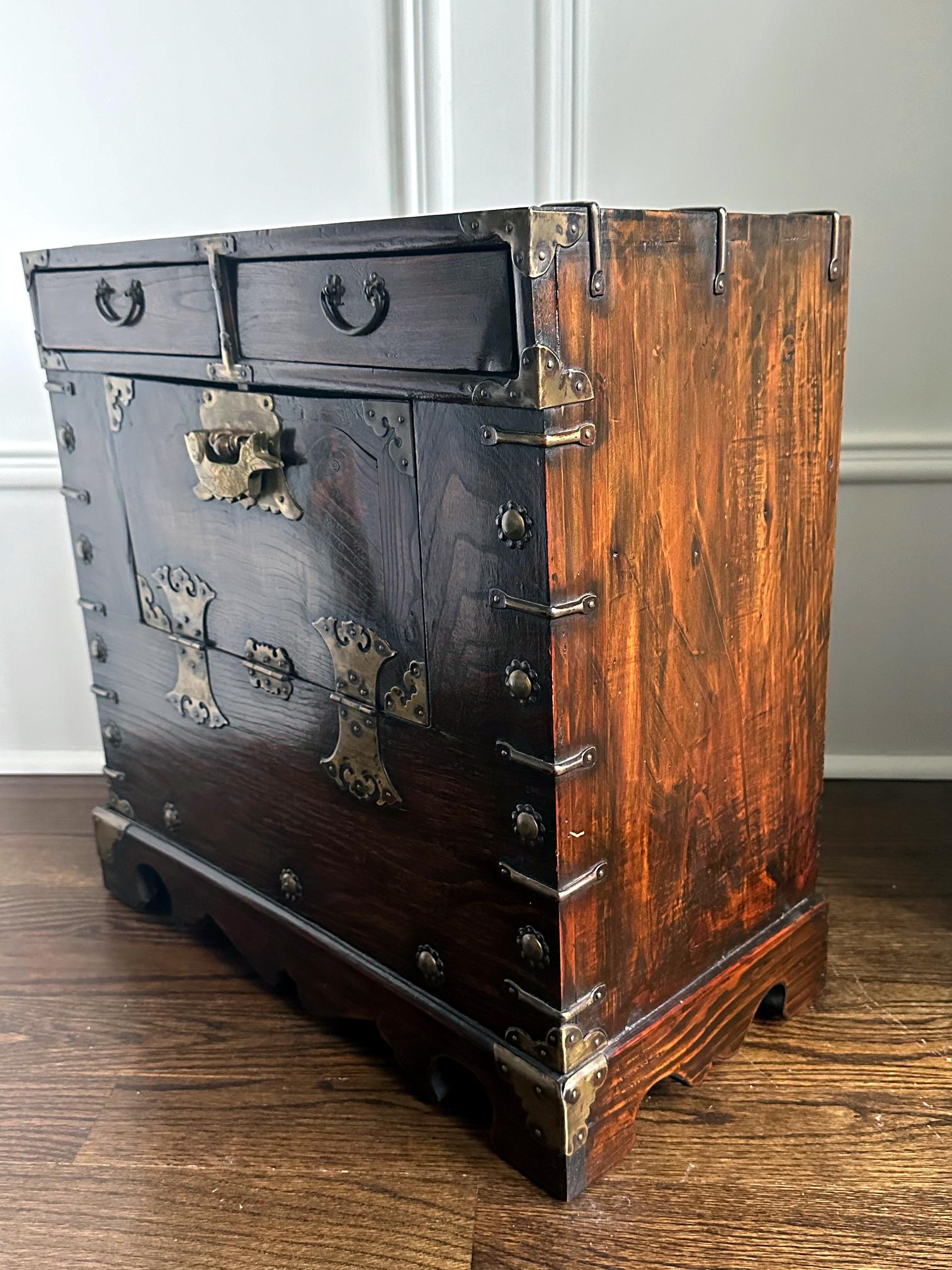 Korean Headside Storage Cabinet Morijang Joseon Dynasty In Good Condition For Sale In Atlanta, GA