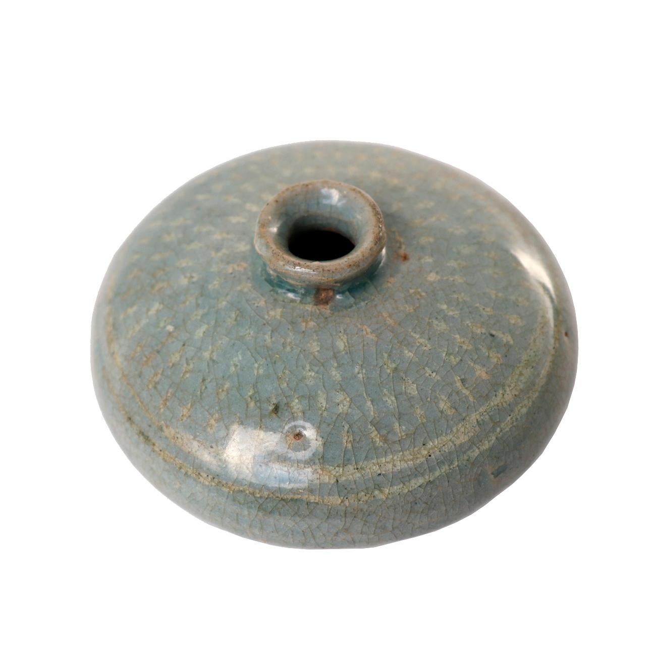 Vernissé Bouteille à huile en céramique céladon incrustée de Corée, Dynastie Goryeo en vente