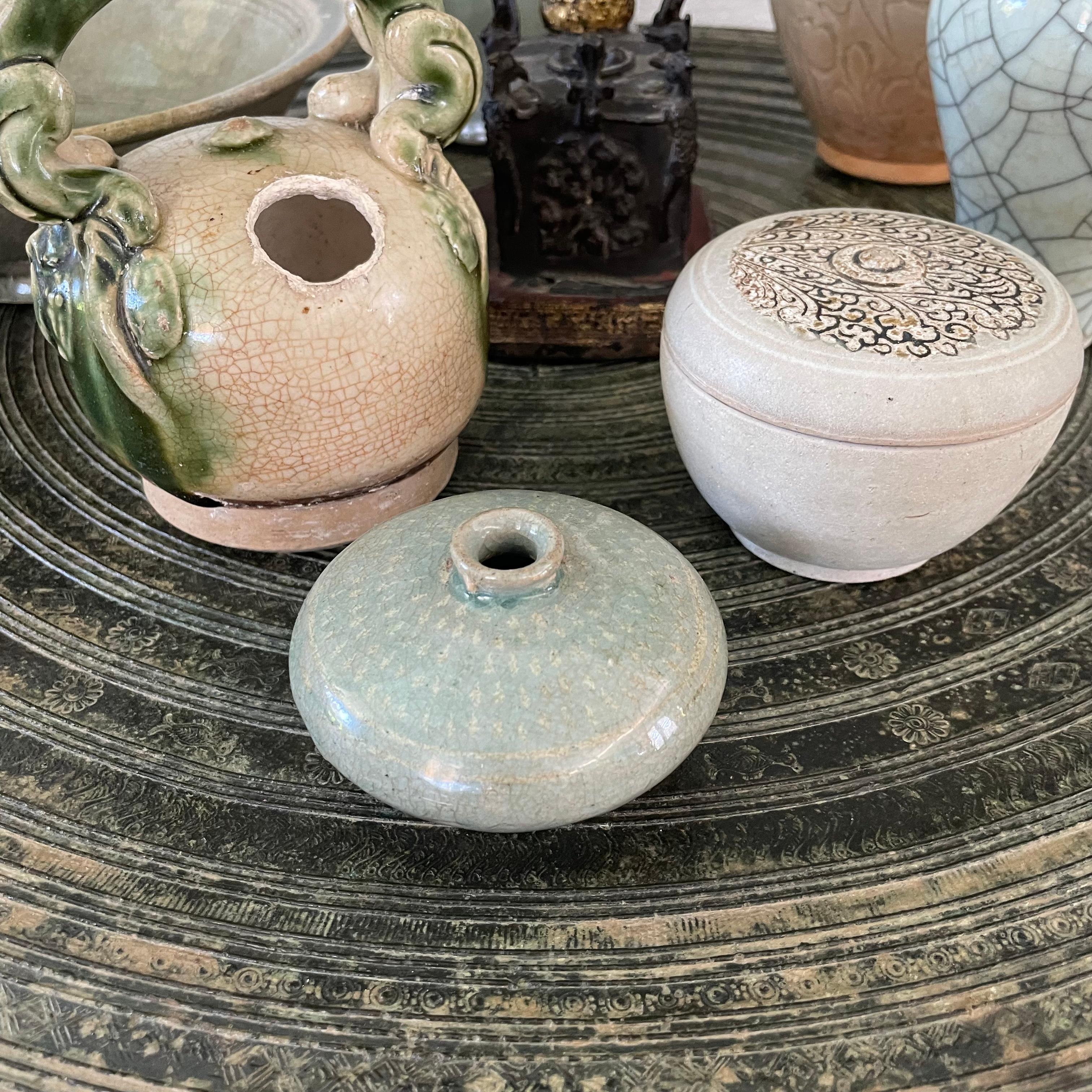 Céramique Bouteille à huile en céramique céladon incrustée de Corée, Dynastie Goryeo en vente
