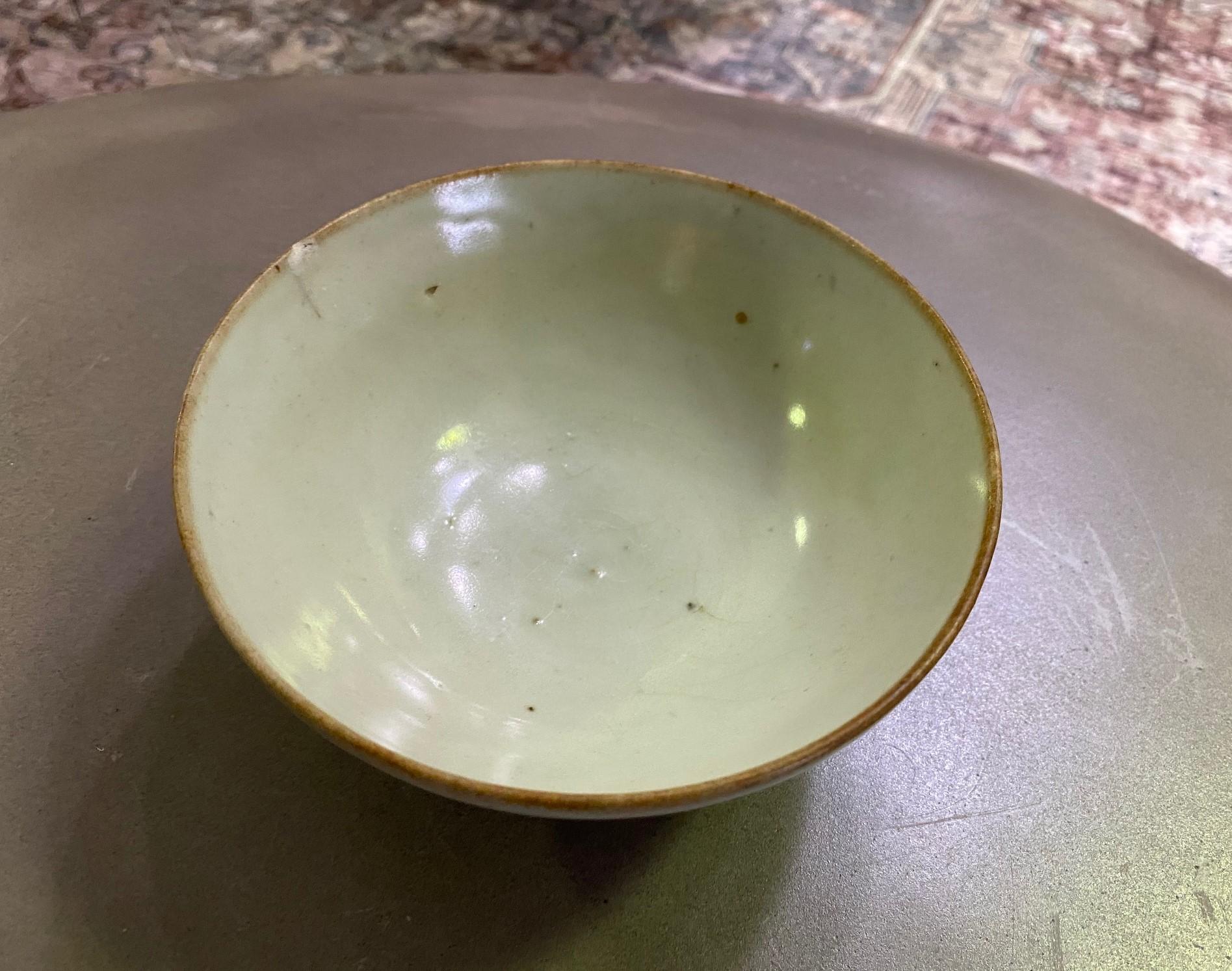 Korean Joseon Dynasty Glazed Pottery Ceramic Hakame Chawan Tea Bowl In Good Condition For Sale In Studio City, CA