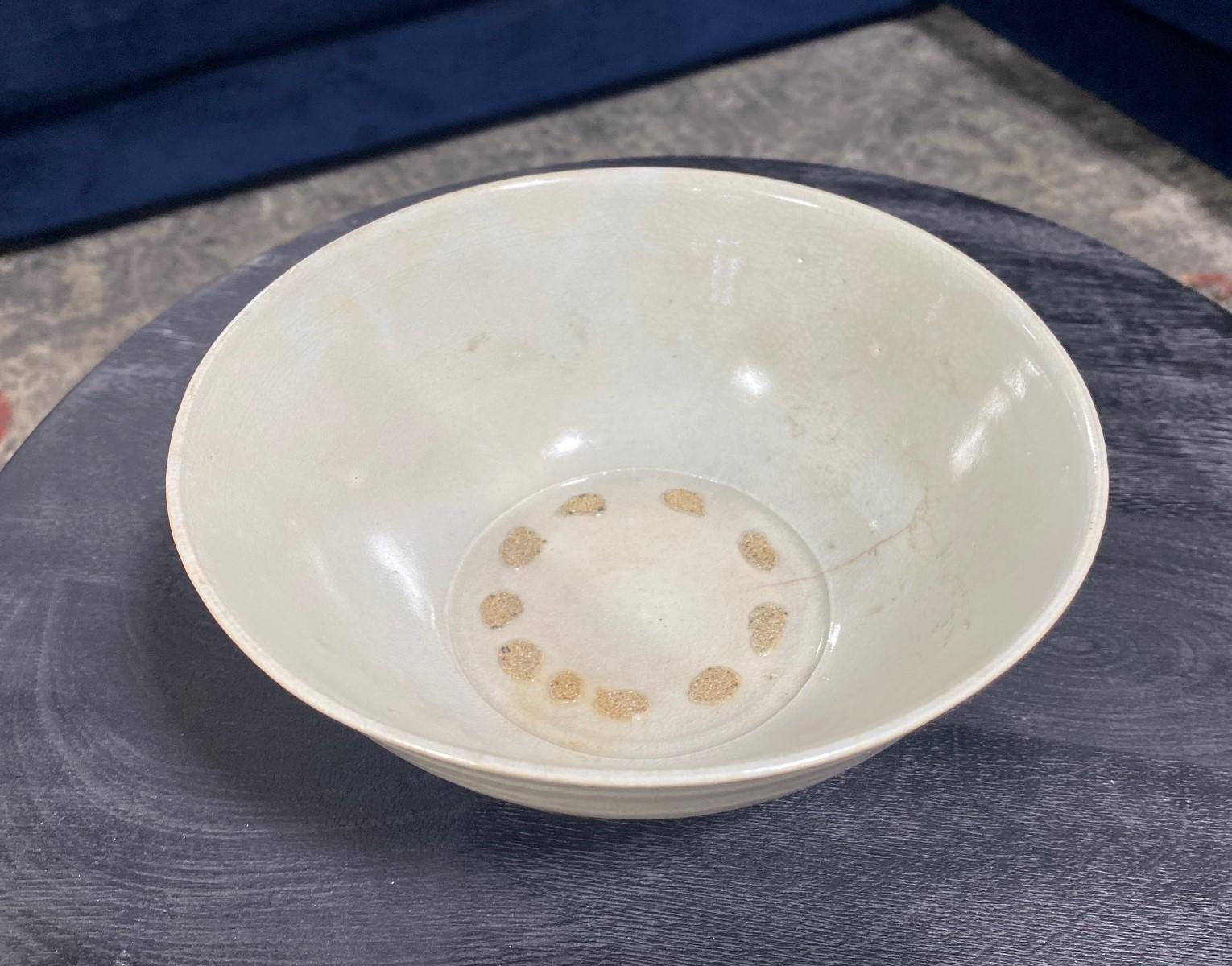 Korean Joseon Dynasty White Glazed Pottery Ceramic Chawan Tea Bowl In Good Condition For Sale In Studio City, CA
