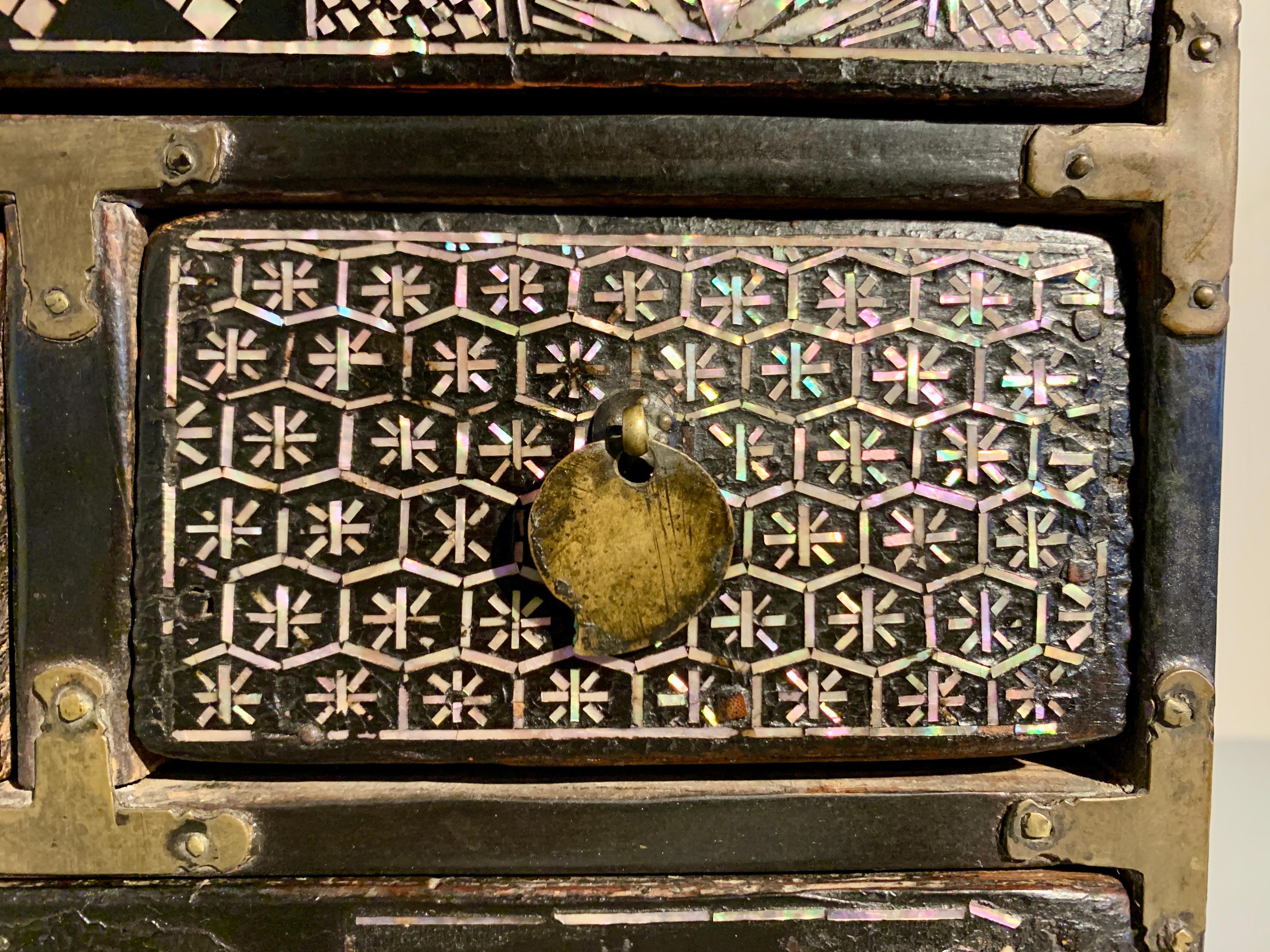 Korean Lacquered Wood and Mother of Pearl Inlay Chest, Joseon Dynasty, 19th c For Sale 5