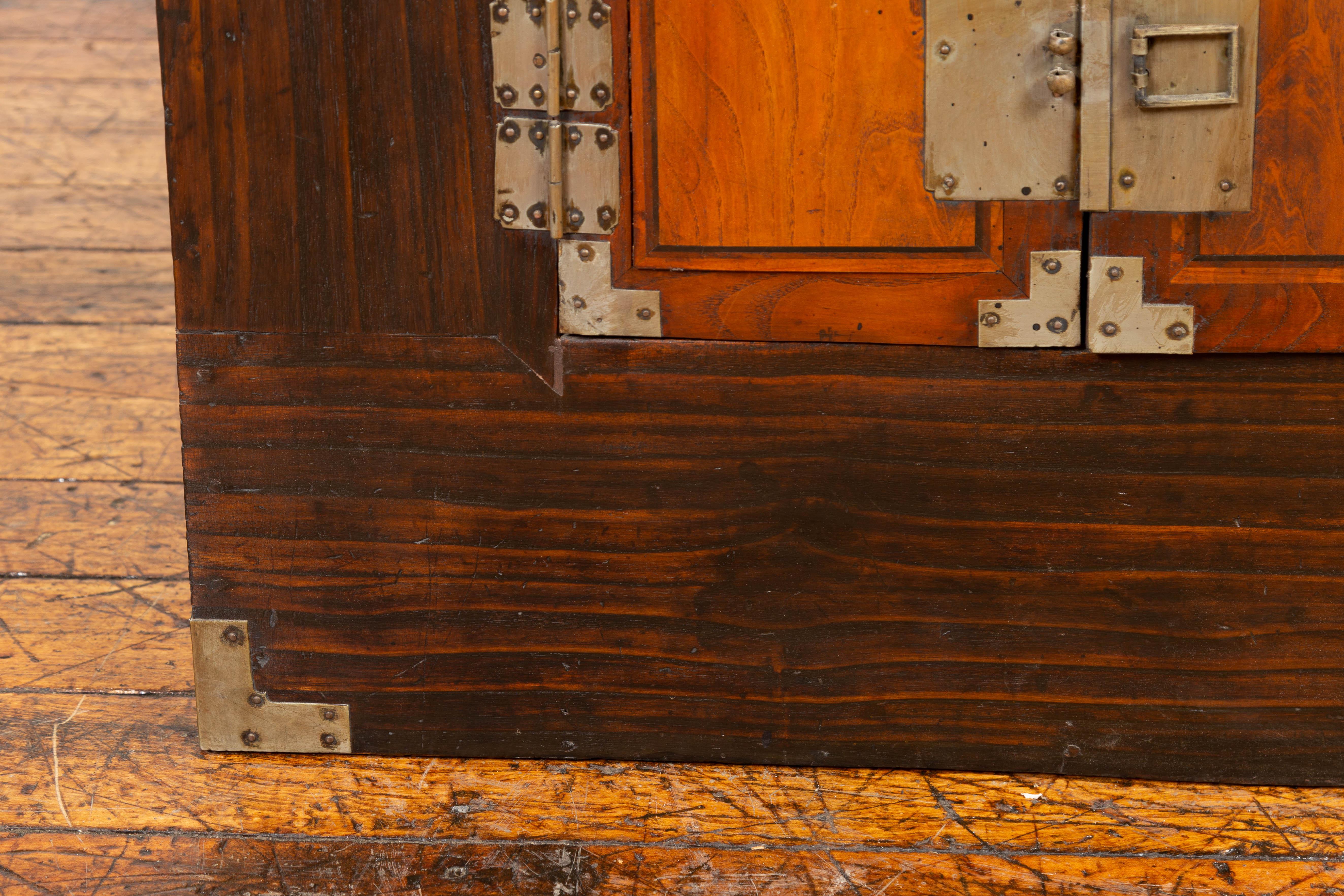 Coffre d'appoint en bois bicolore coréen de la fin du XIXe siècle avec quincaillerie en laiton en vente 5