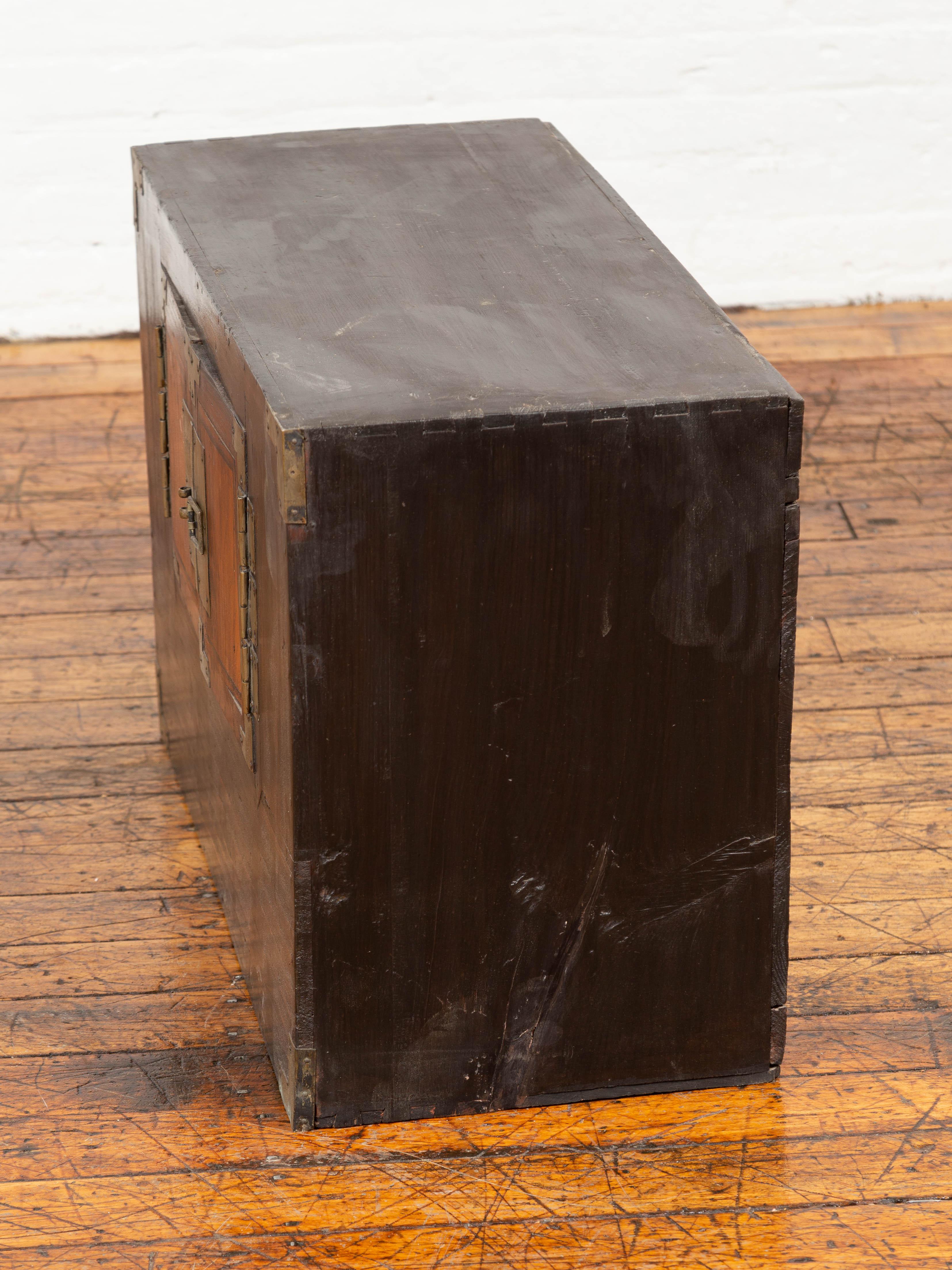 Pecho lateral coreano de dos tonos de madera de finales del siglo XIX con herrajes de latón en venta 8