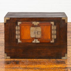 Cassapanca coreana di fine Ottocento in Wood bicolore con ferramenta in ottone