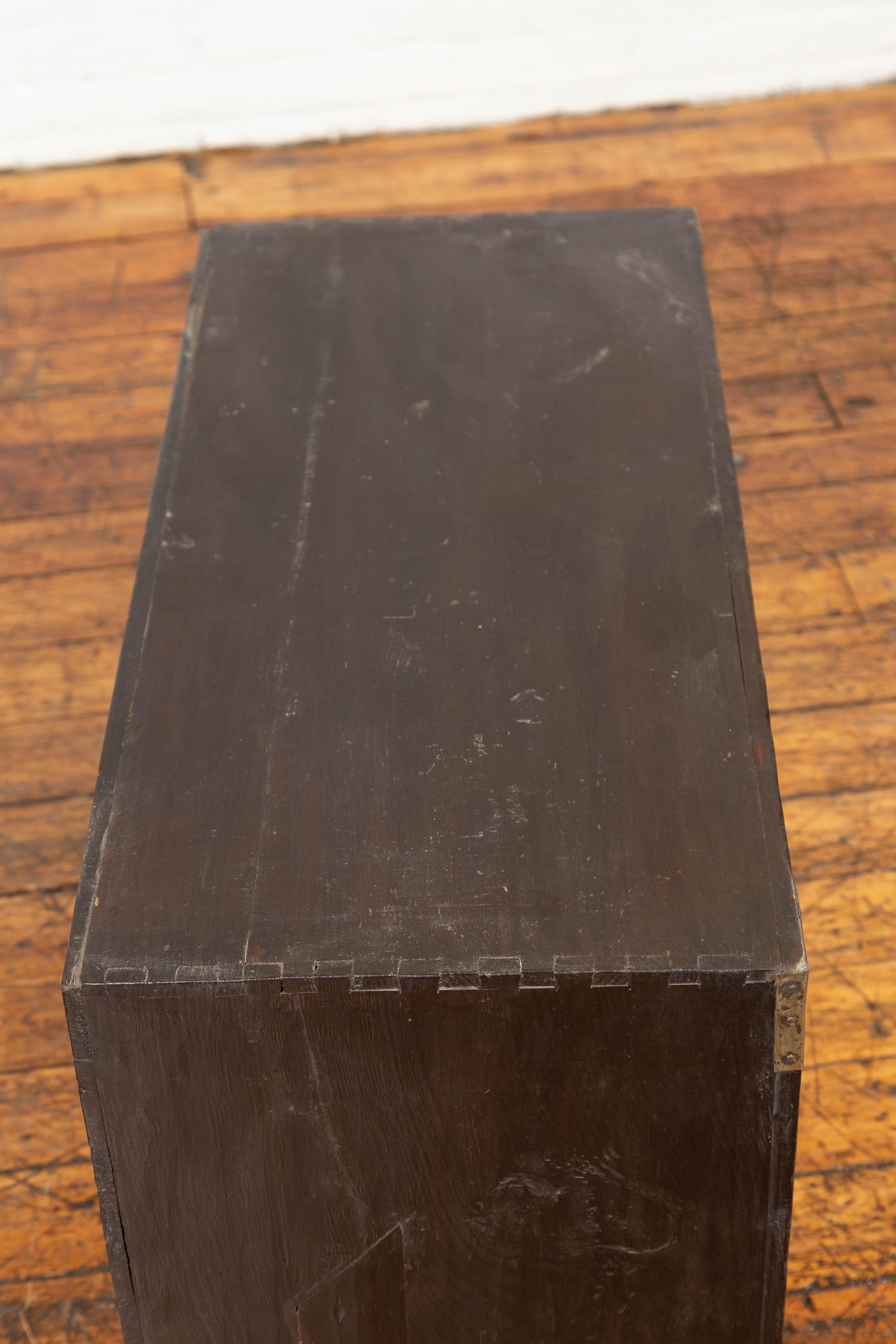 Coffre d'appoint en bois bicolore coréen de la fin du XIXe siècle avec quincaillerie en laiton en vente 4