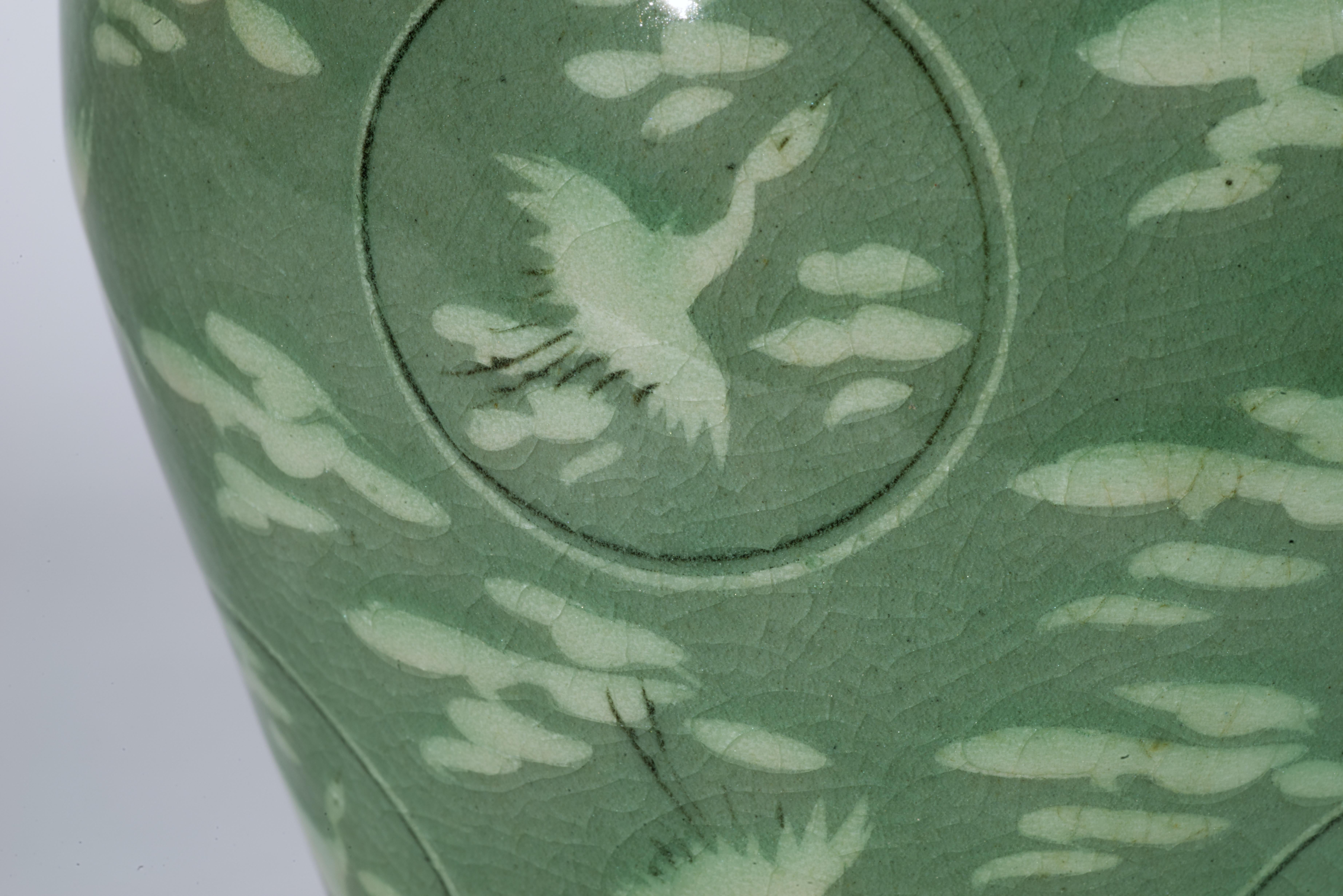 Vaso Maebyeong coreano in celadon chiaro, gru volanti e nuvole in vendita 2