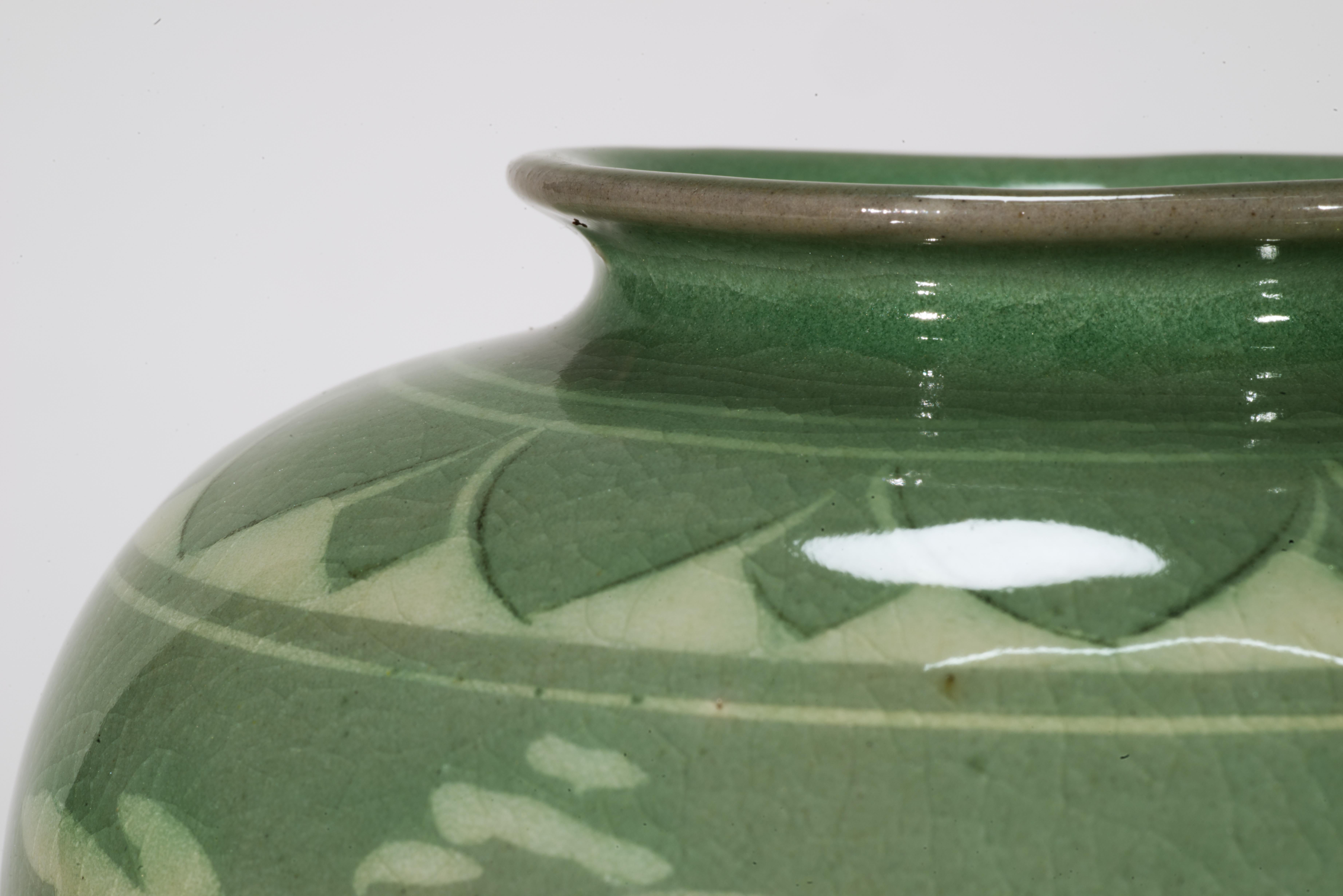 Vaso Maebyeong coreano in celadon chiaro, gru volanti e nuvole in vendita 3